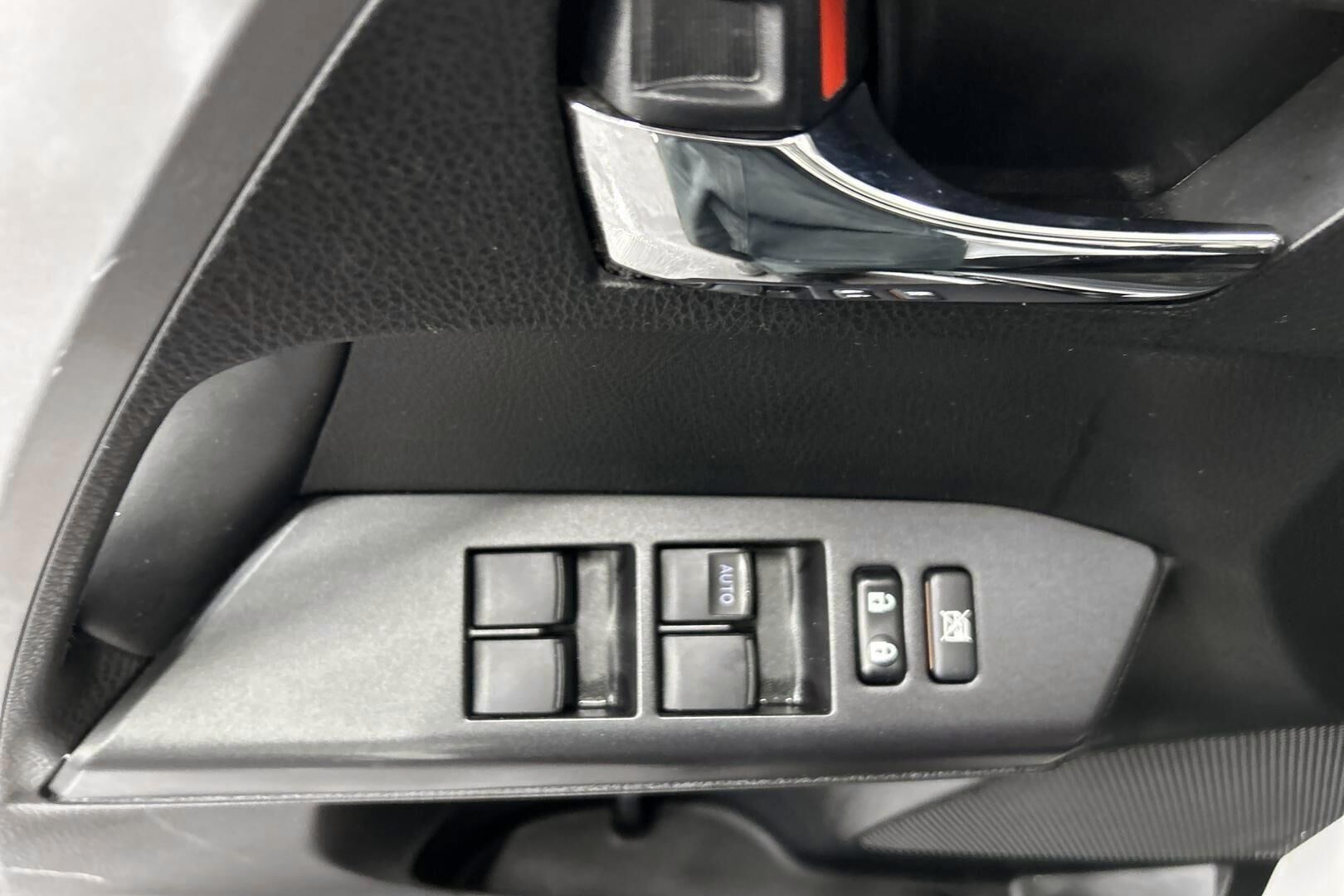 Toyota RAV4 iso kuva 18