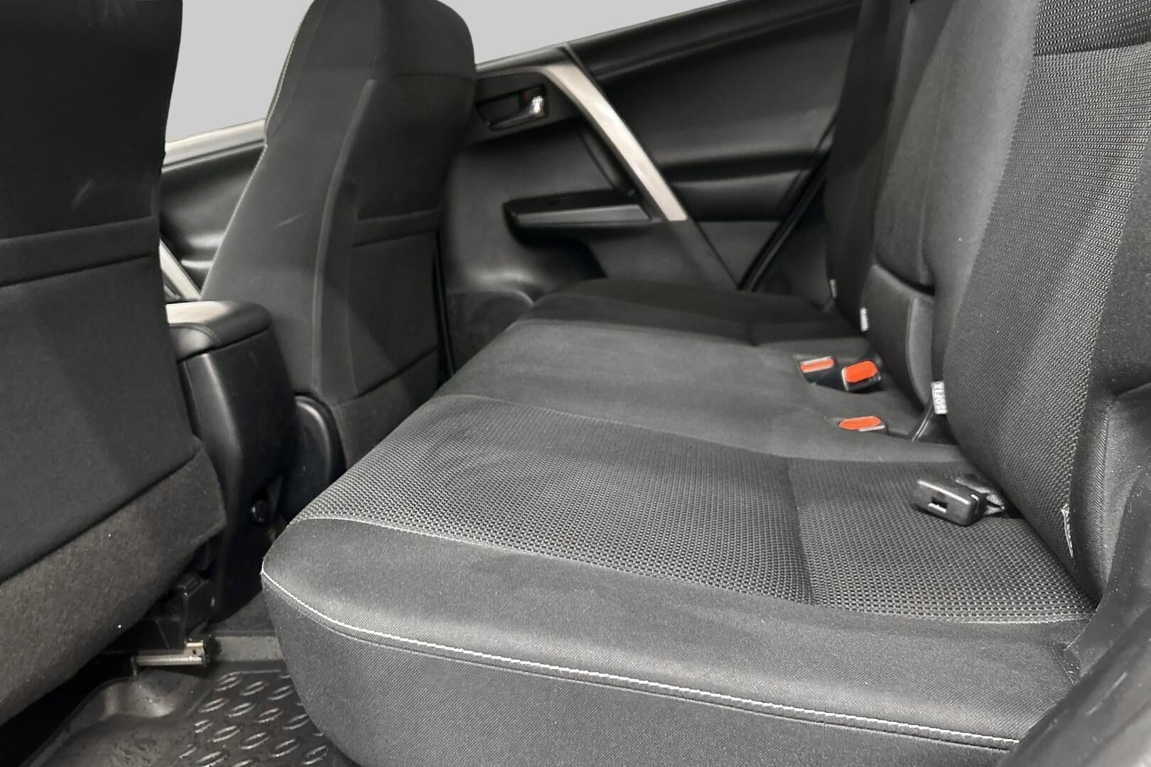 Toyota RAV4 iso kuva 23