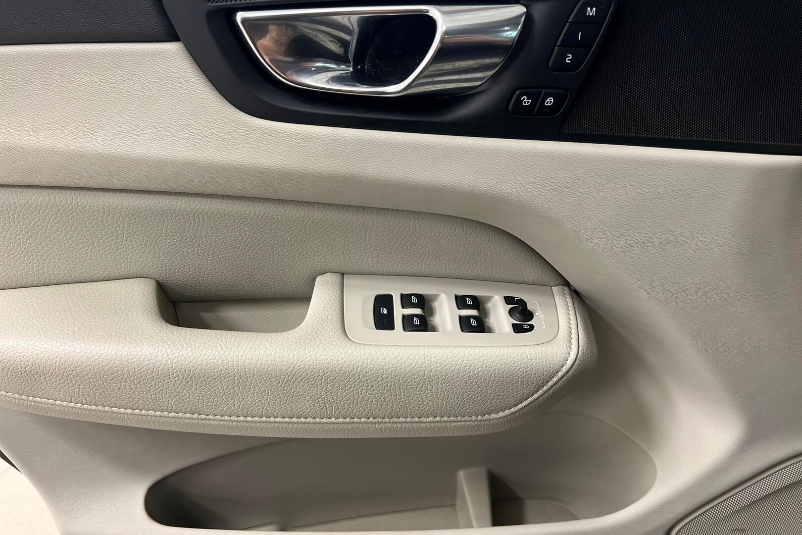 Volvo XC60 iso kuva 16