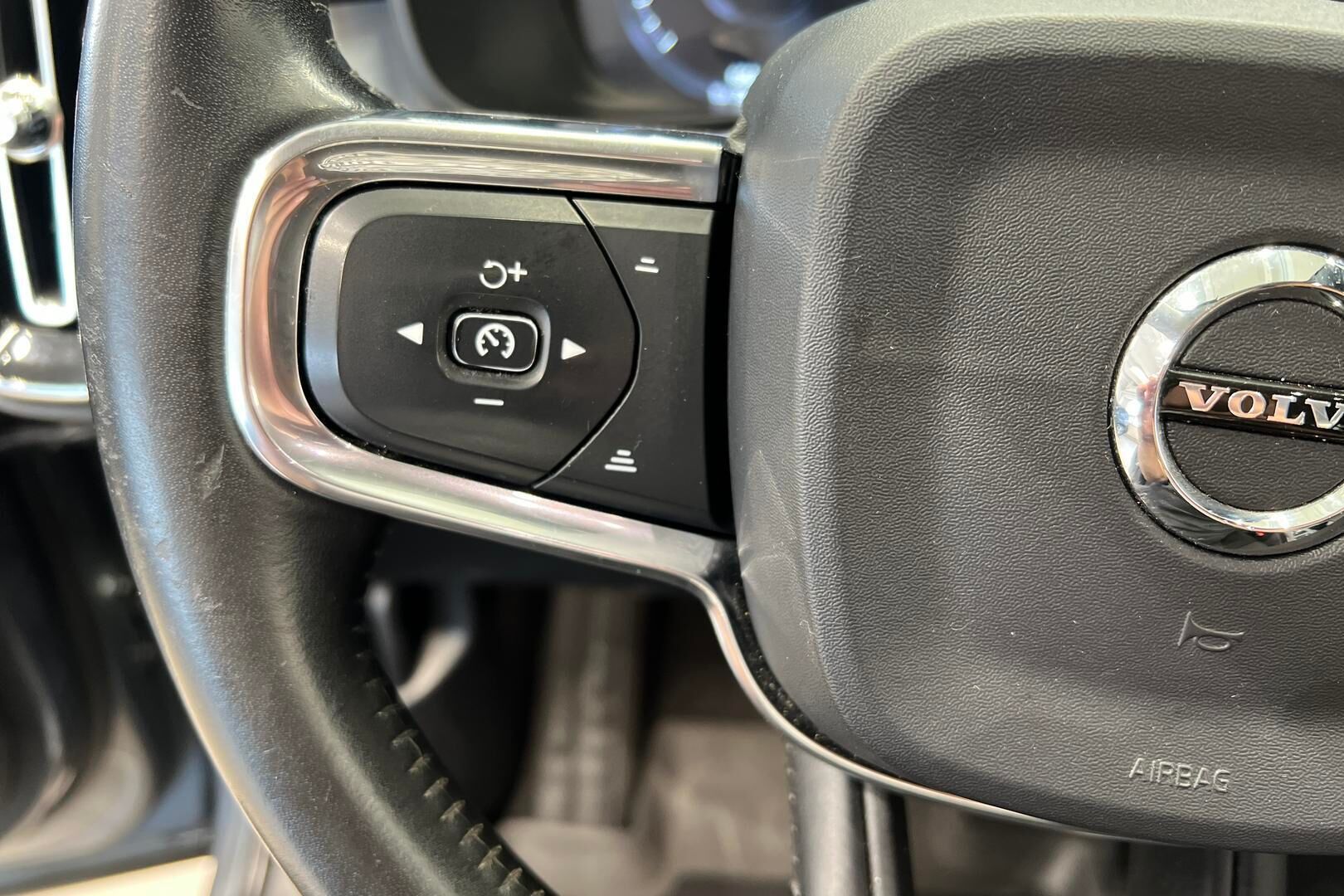 Volvo XC40 iso kuva 14
