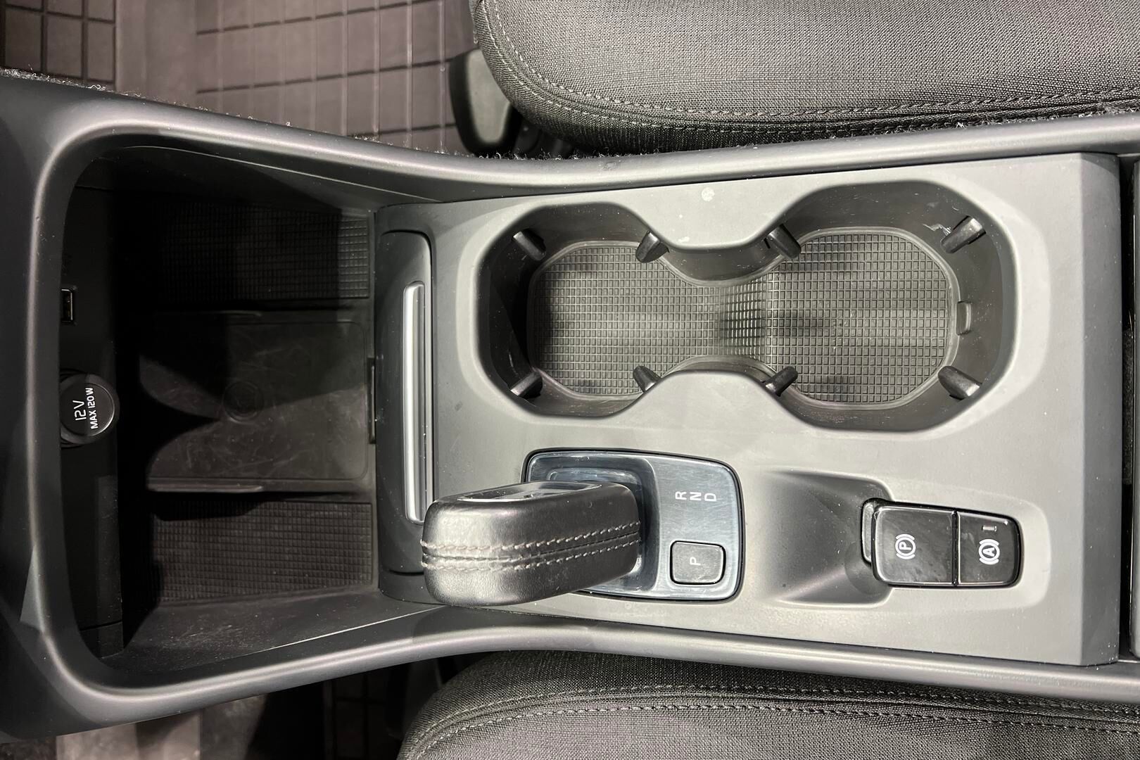 Volvo XC40 iso kuva 16