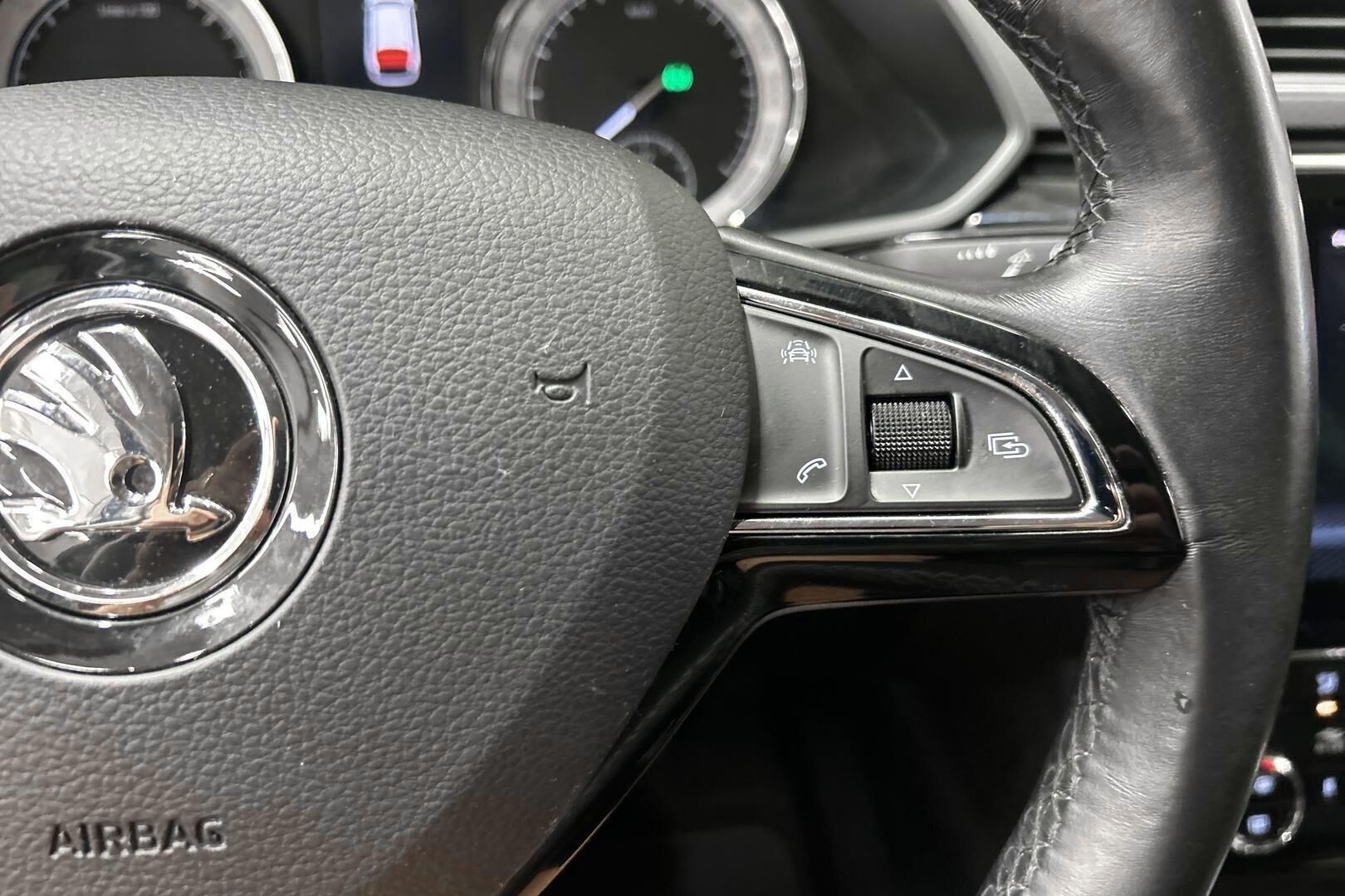 Skoda Superb iso kuva 4