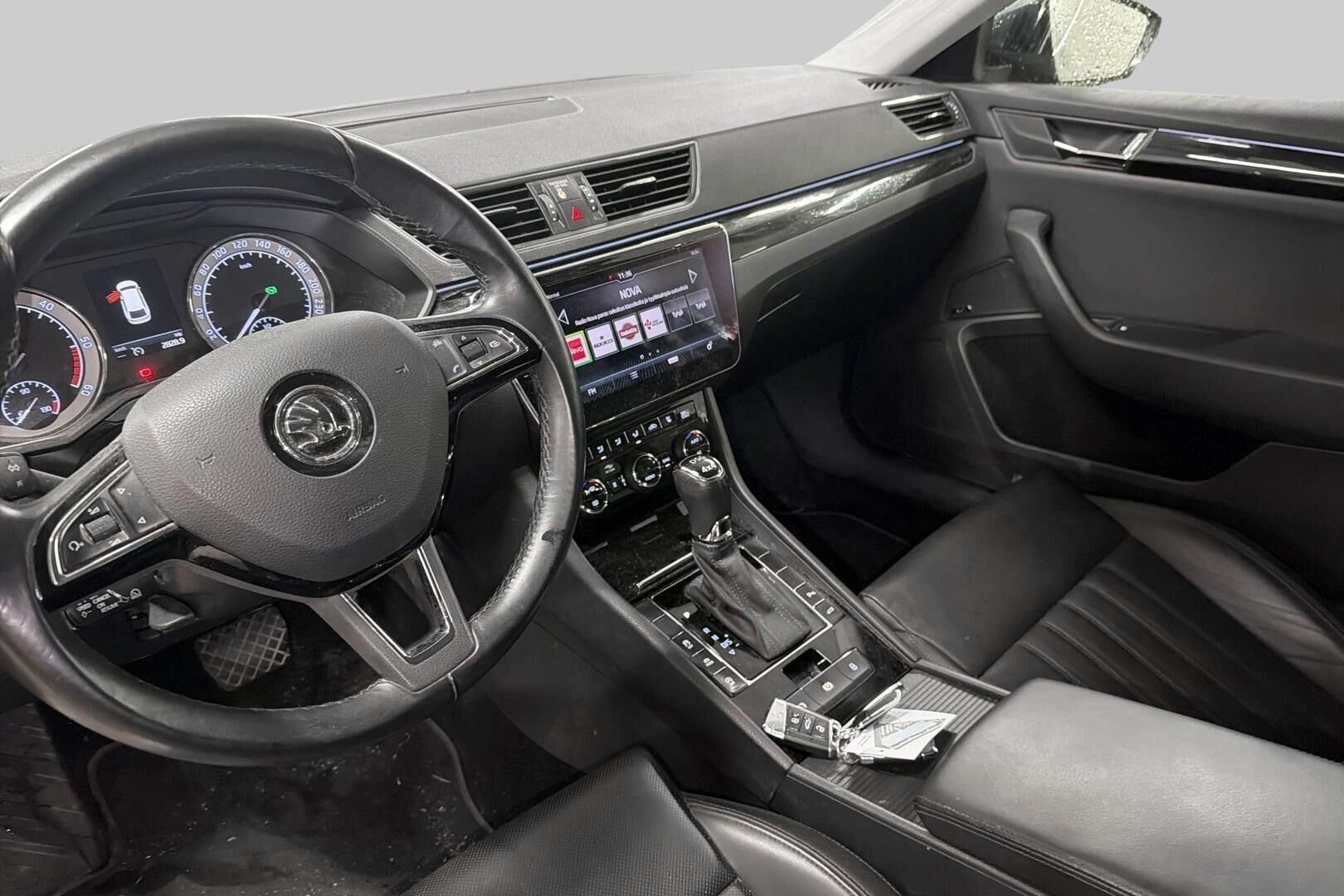 Skoda Superb iso kuva 2