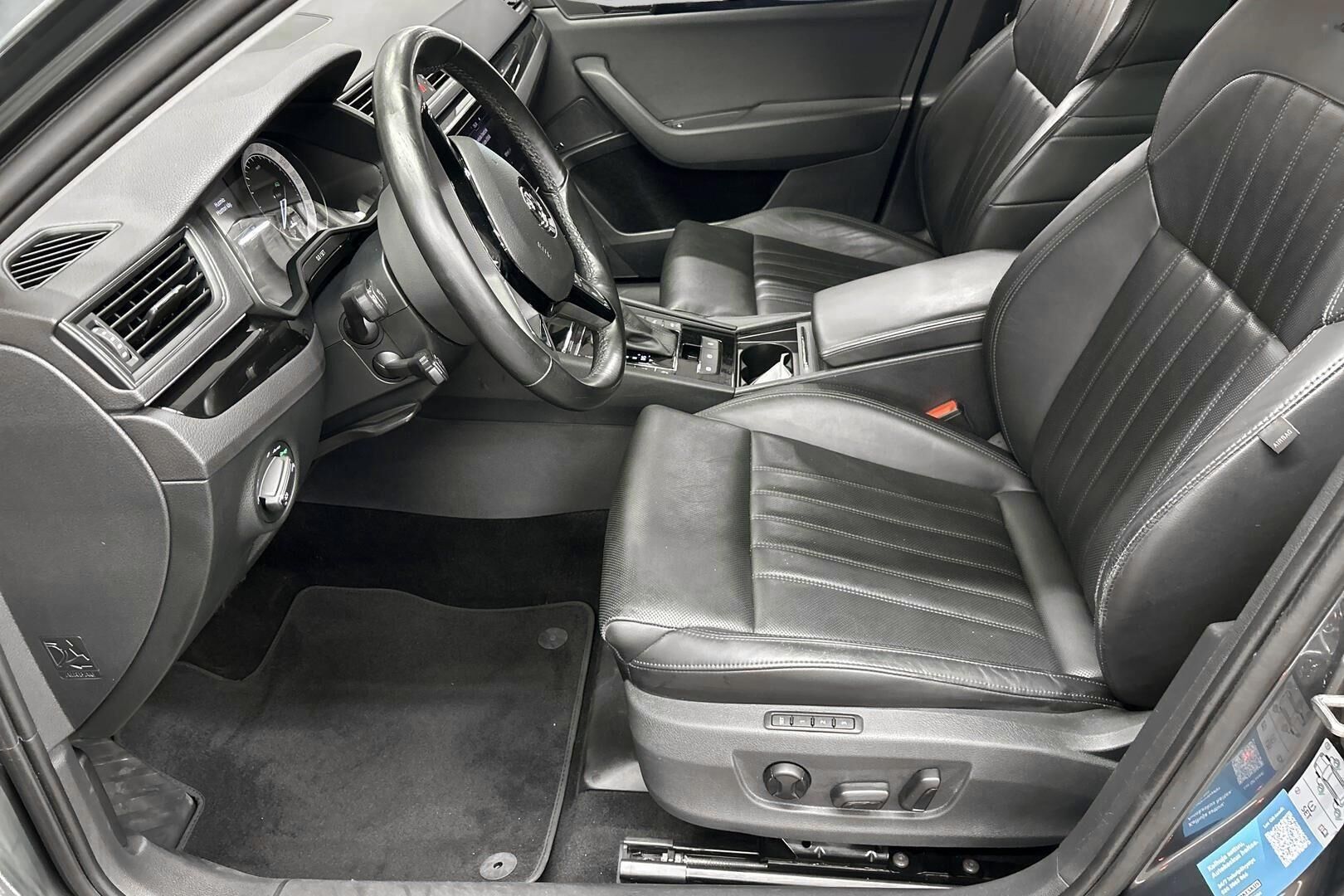 Skoda Superb iso kuva 17