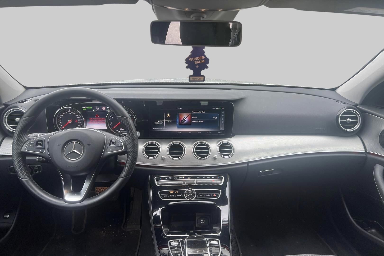 MERCEDES-BENZ E iso kuva 2