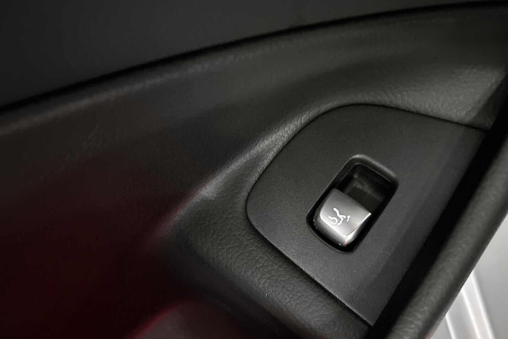 MERCEDES-BENZ E iso kuva 31