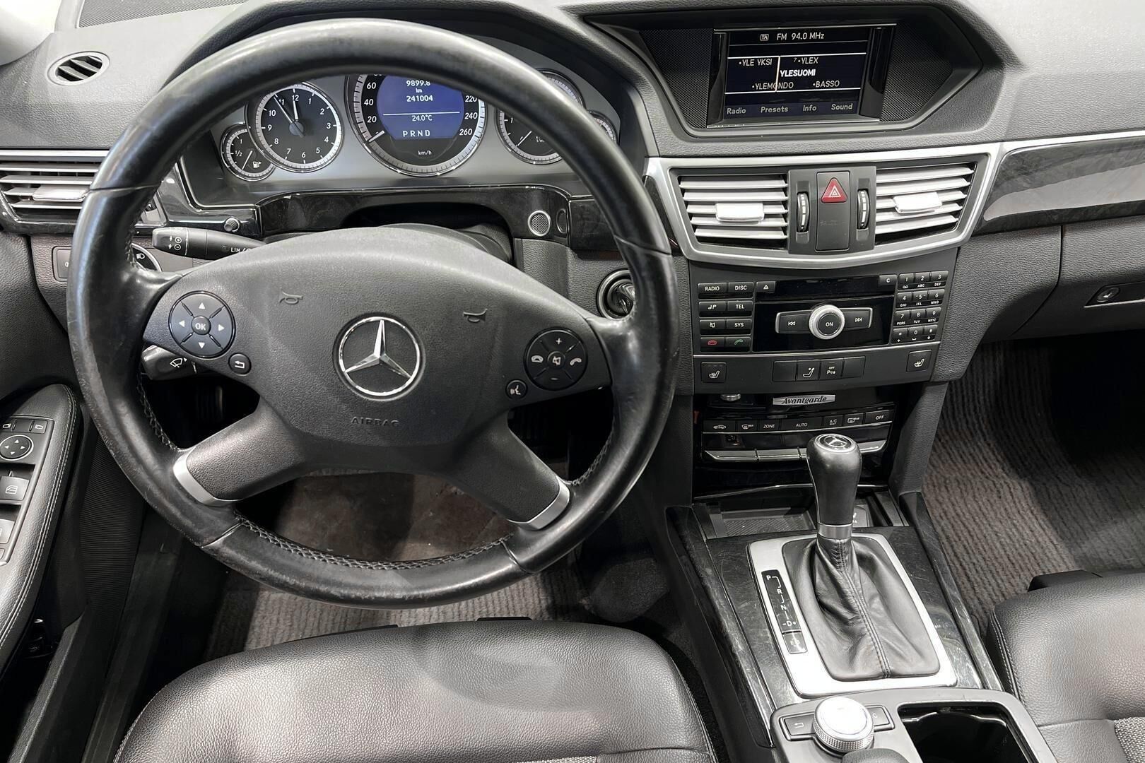 Mercedes-Benz E iso kuva 11