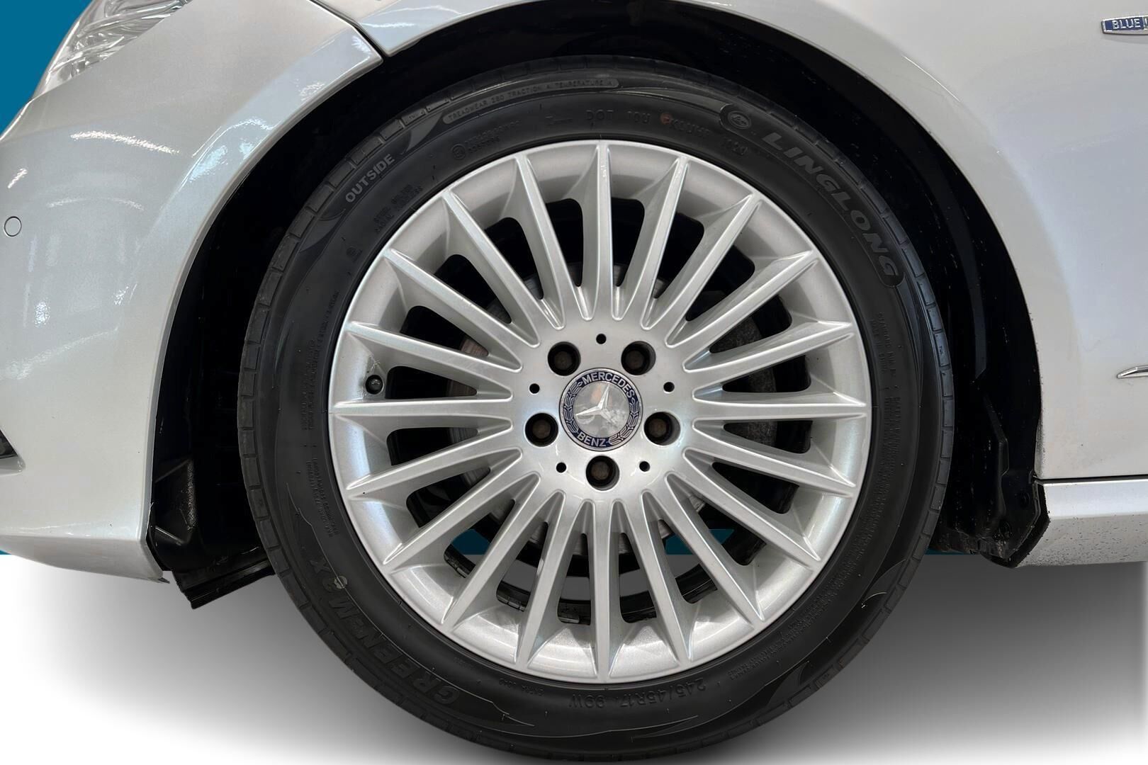 Mercedes-Benz E iso kuva 13