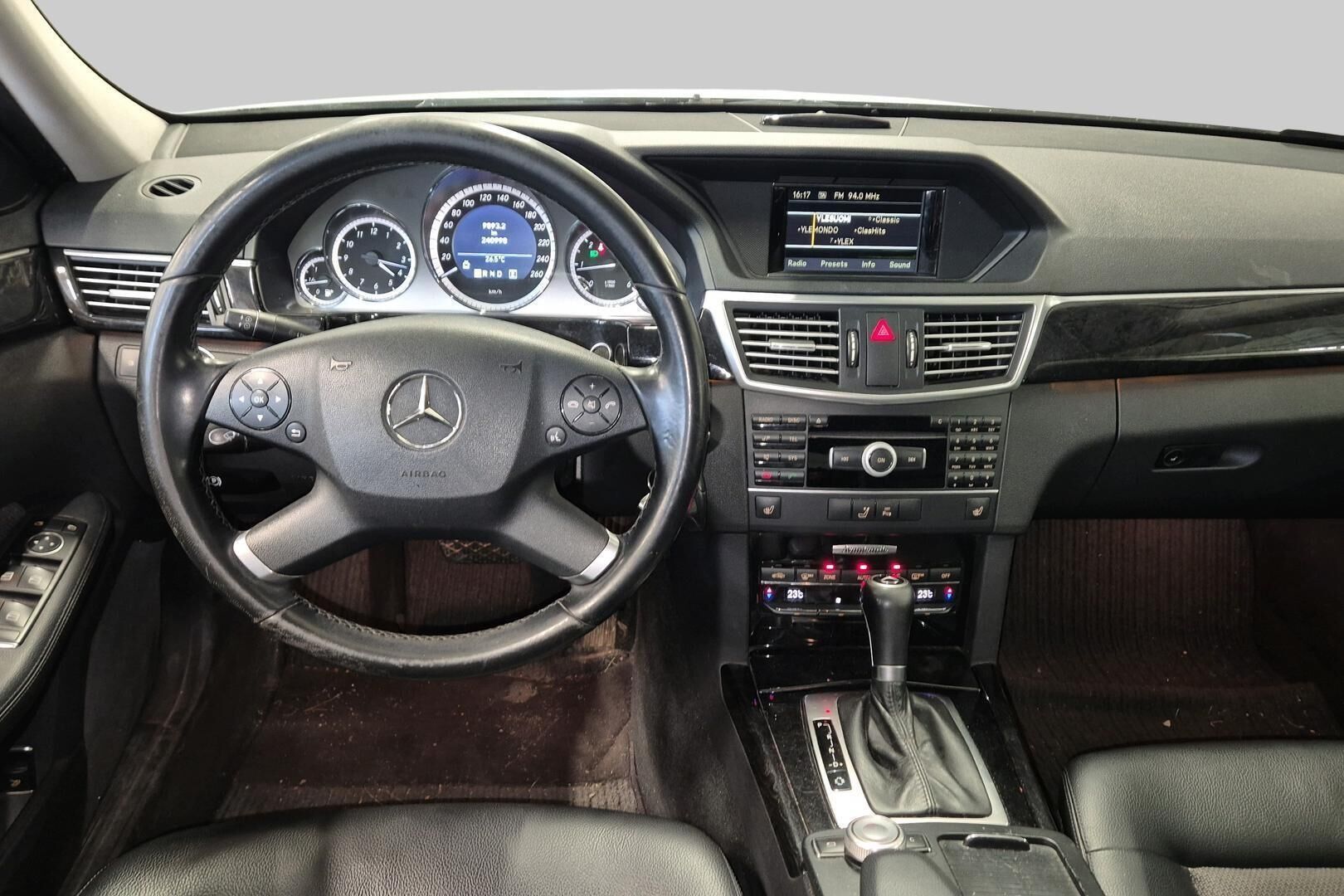 Mercedes-Benz E iso kuva 2