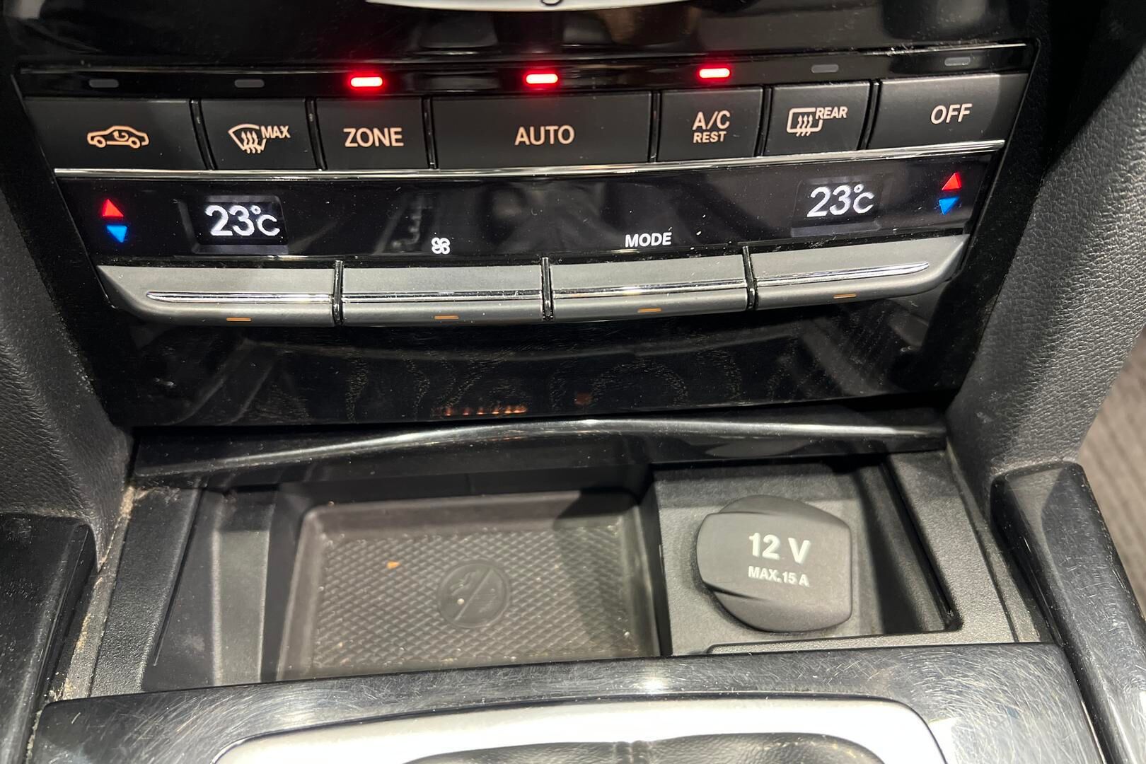 Mercedes-Benz E iso kuva 20
