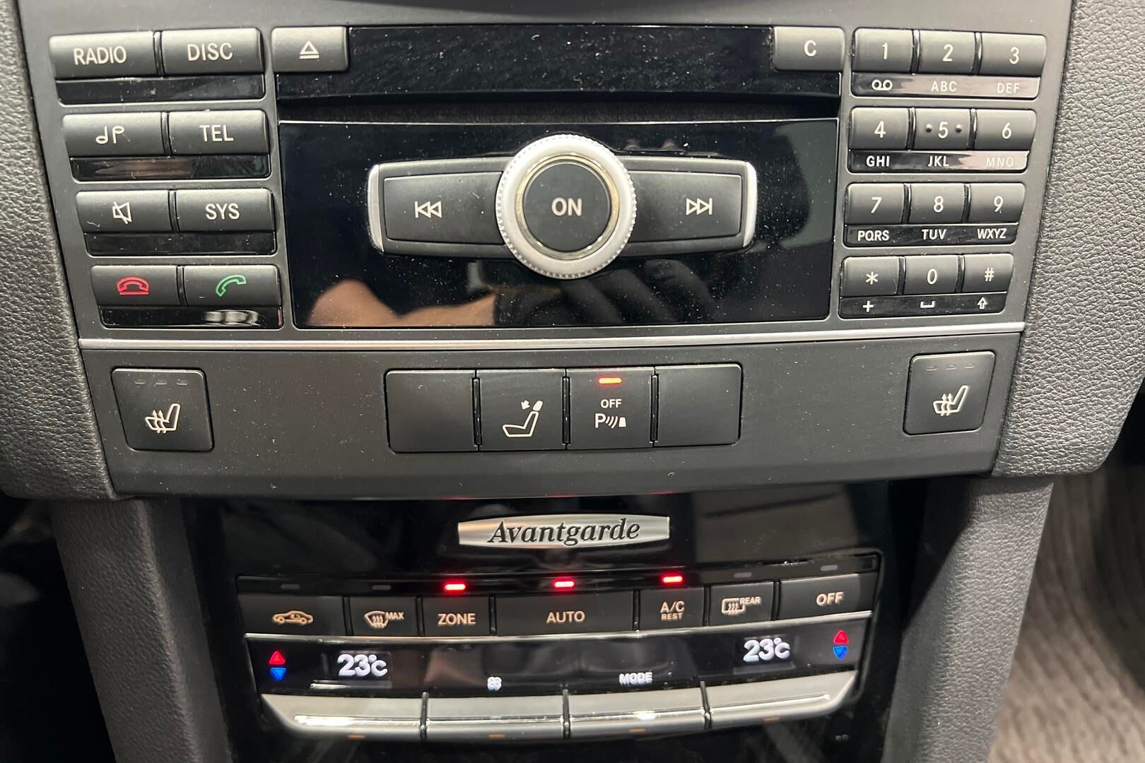 Mercedes-Benz E iso kuva 21