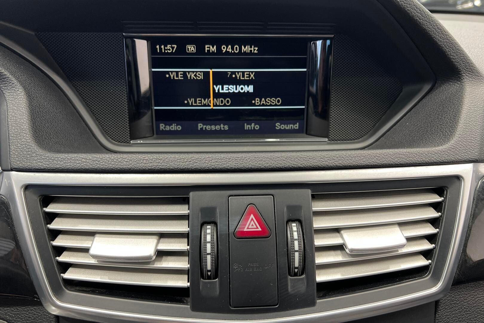 Mercedes-Benz E iso kuva 22