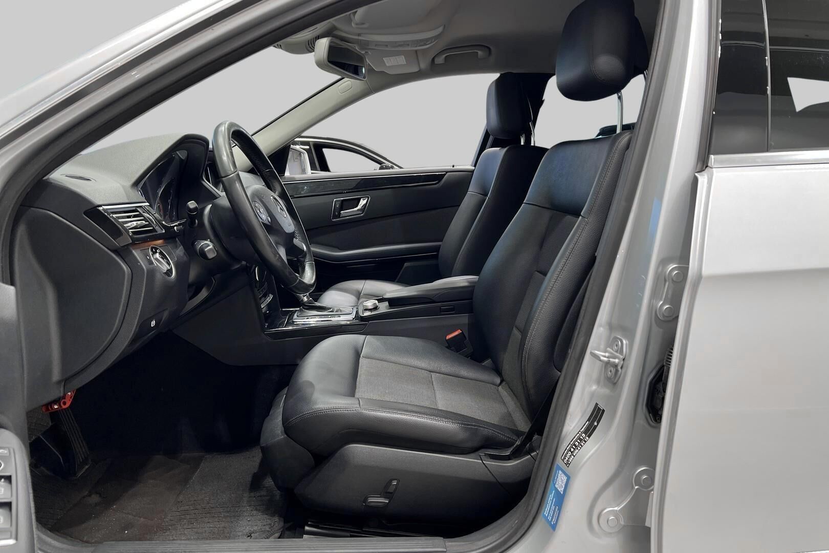 Mercedes-Benz E iso kuva 8
