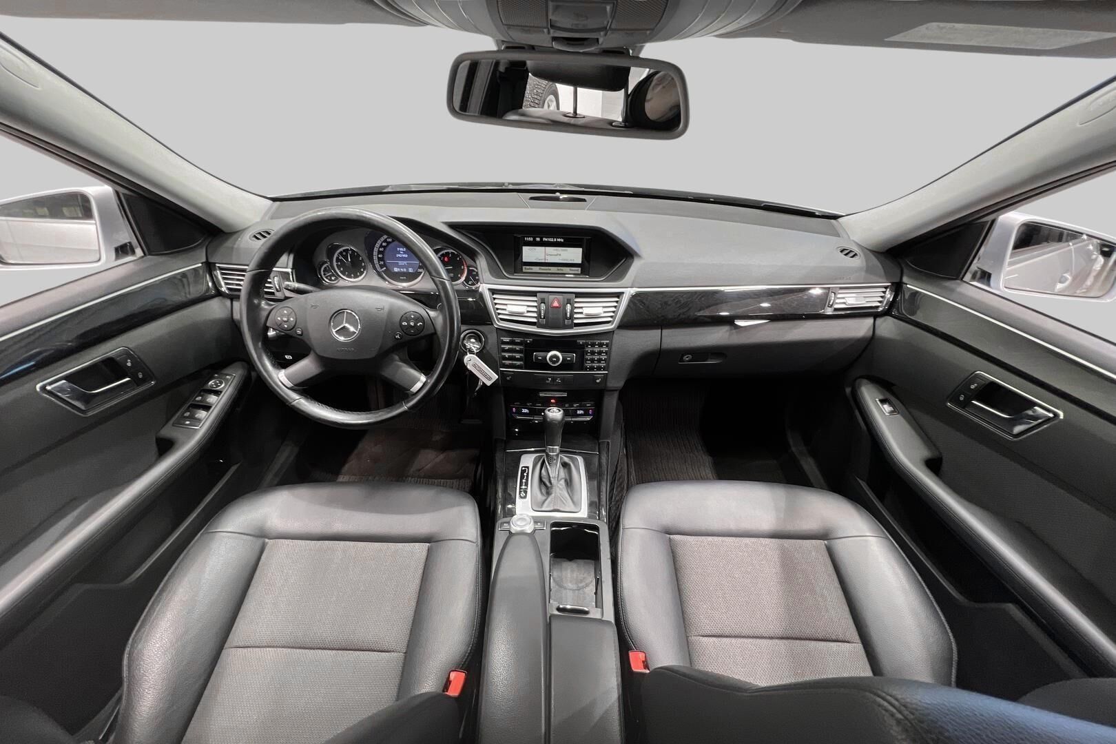 Mercedes-Benz E iso kuva 10