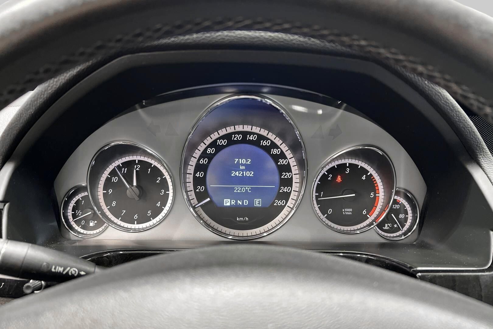 Mercedes-Benz E iso kuva 13