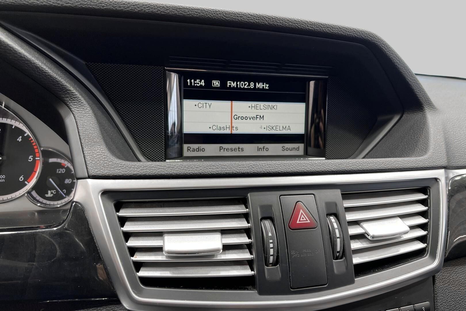 Mercedes-Benz E iso kuva 15