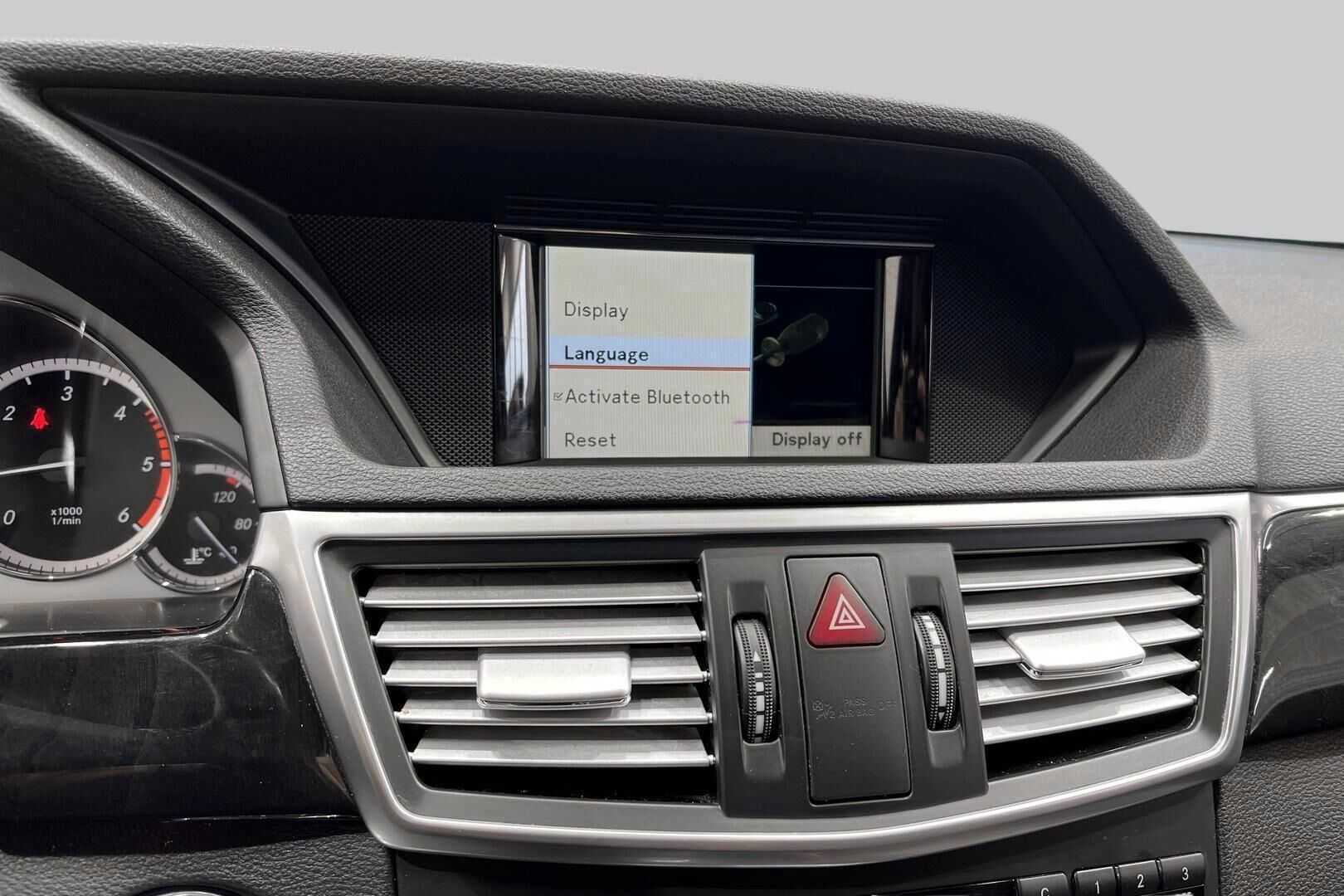 Mercedes-Benz E iso kuva 16