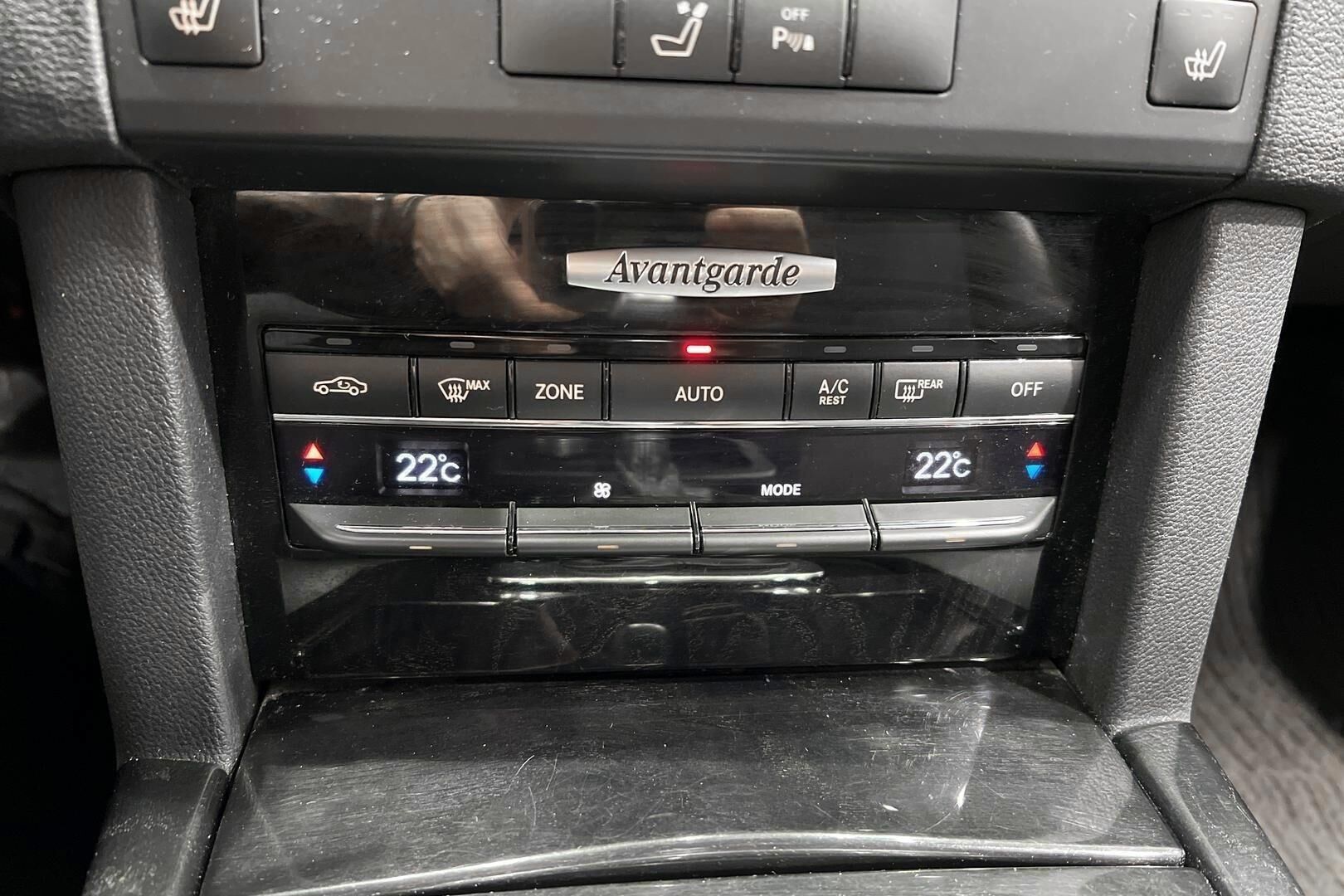 Mercedes-Benz E iso kuva 18
