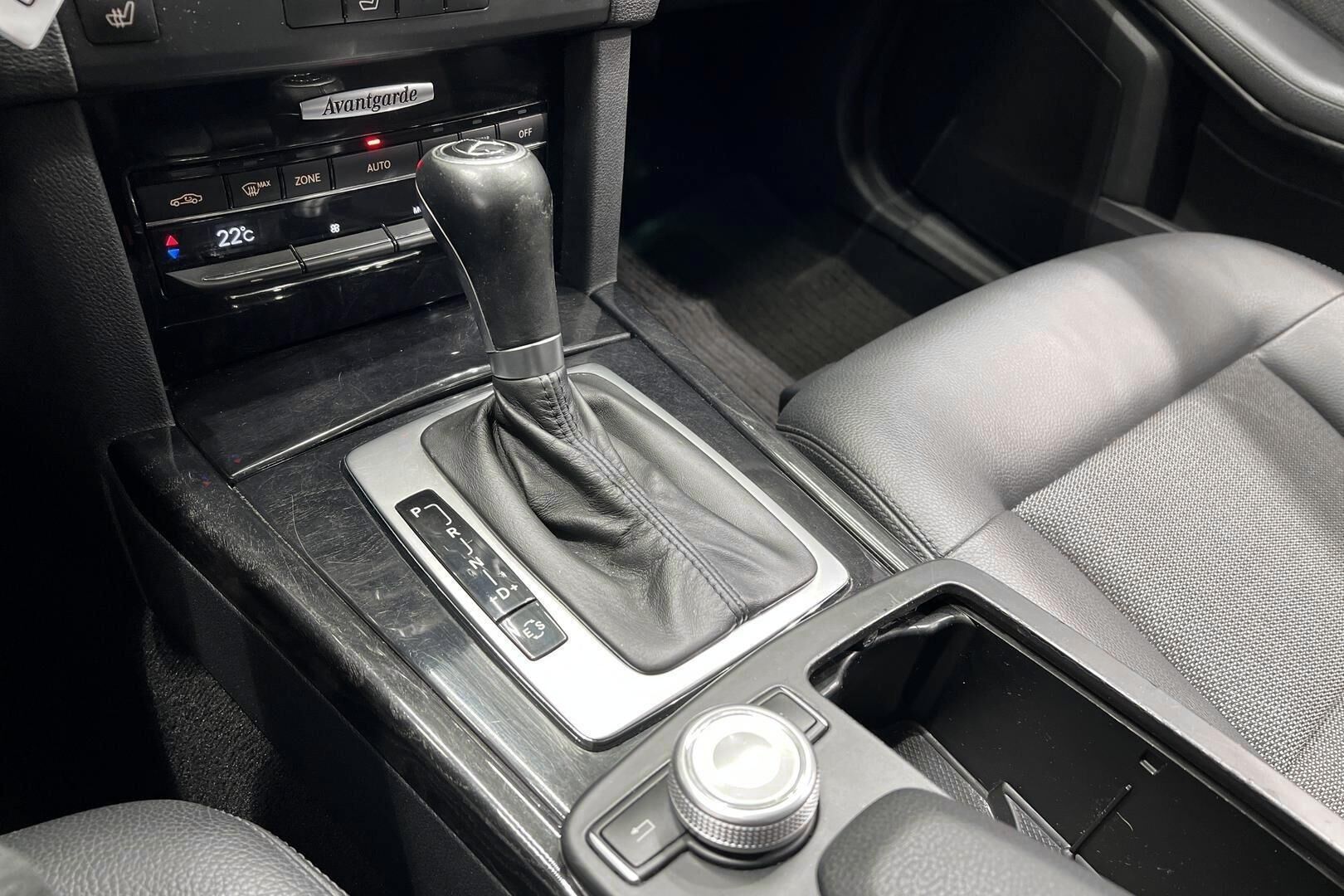 Mercedes-Benz E iso kuva 19