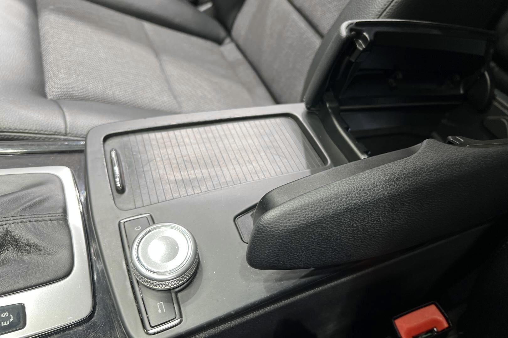Mercedes-Benz E iso kuva 34