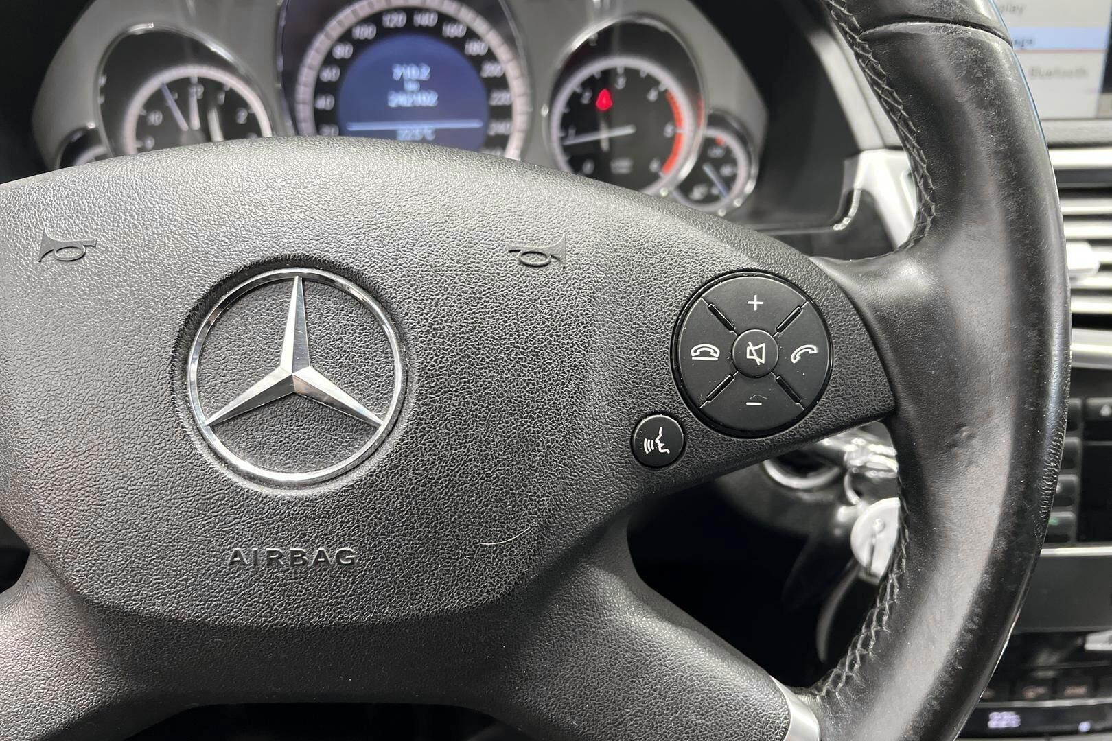 Mercedes-Benz E iso kuva 21