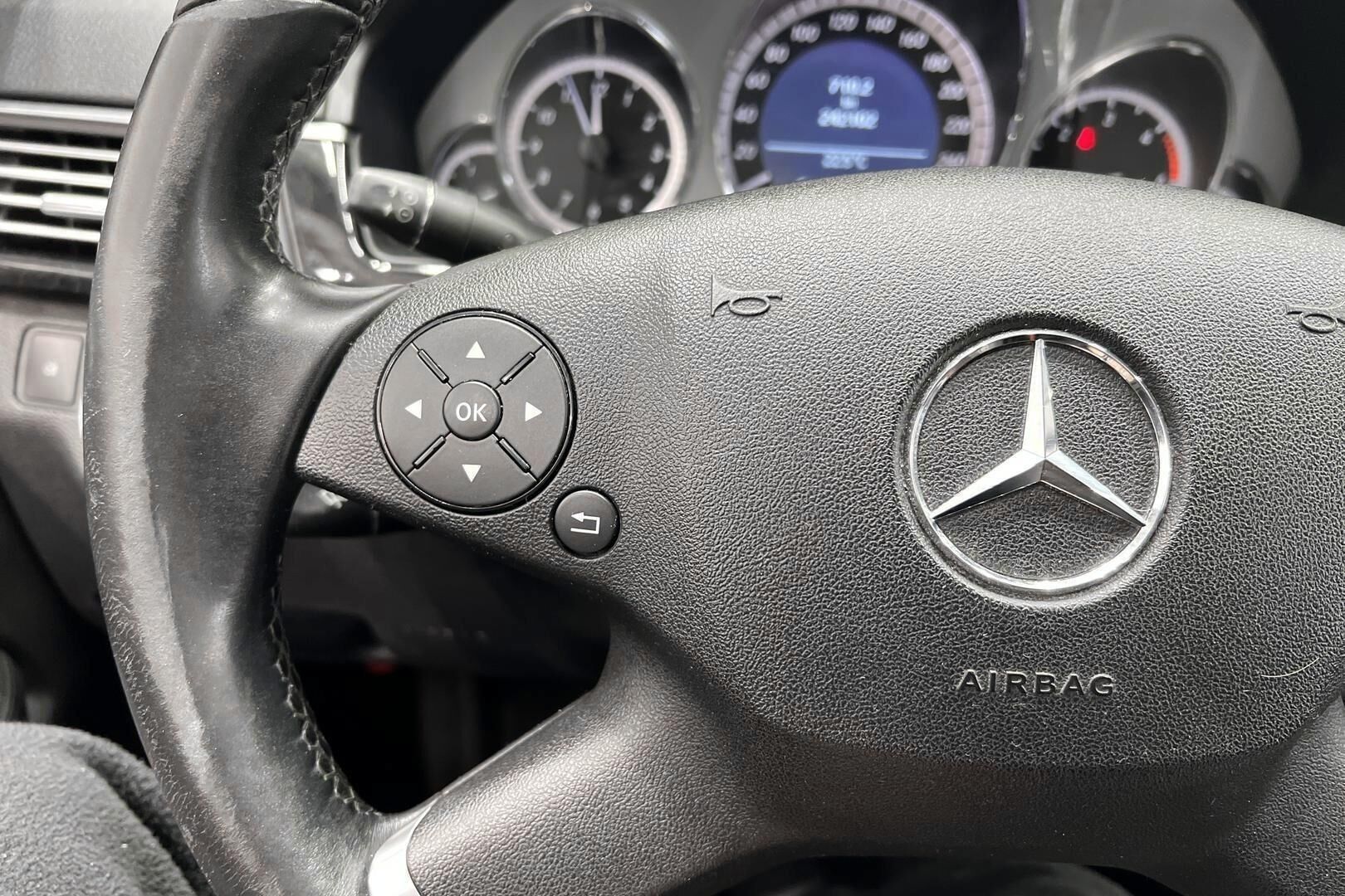 Mercedes-Benz E iso kuva 22