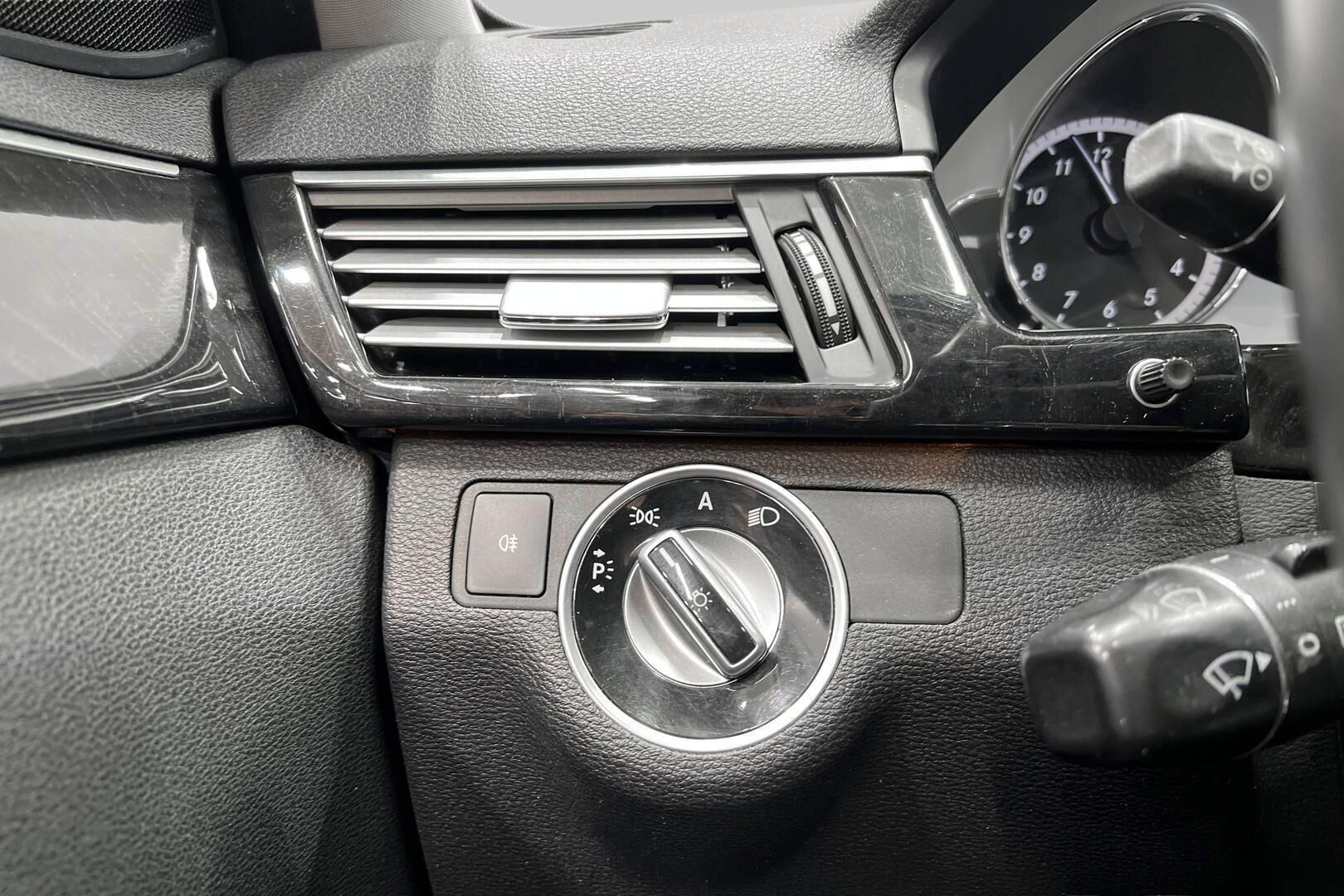 Mercedes-Benz E iso kuva 23