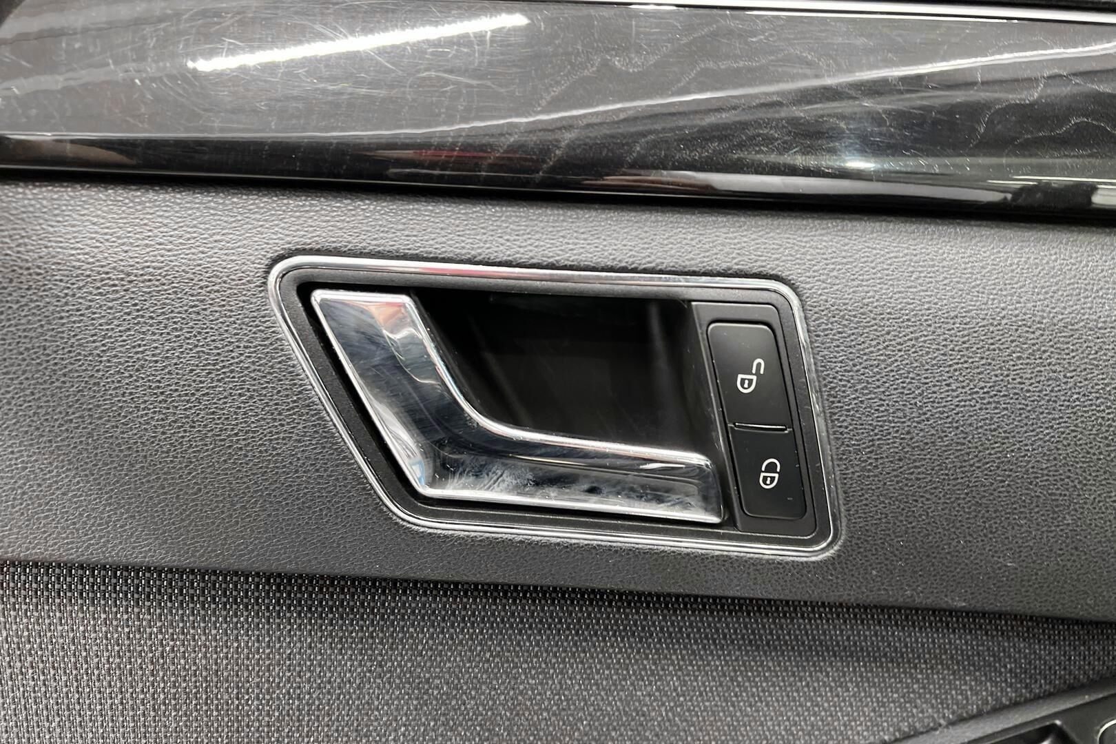 Mercedes-Benz E iso kuva 24