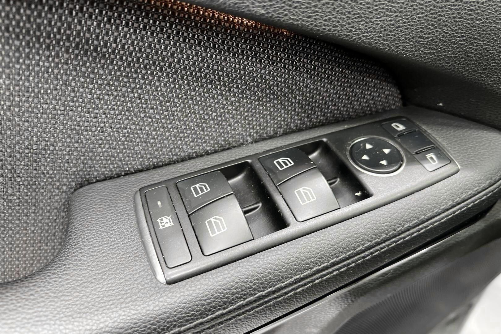 Mercedes-Benz E iso kuva 25