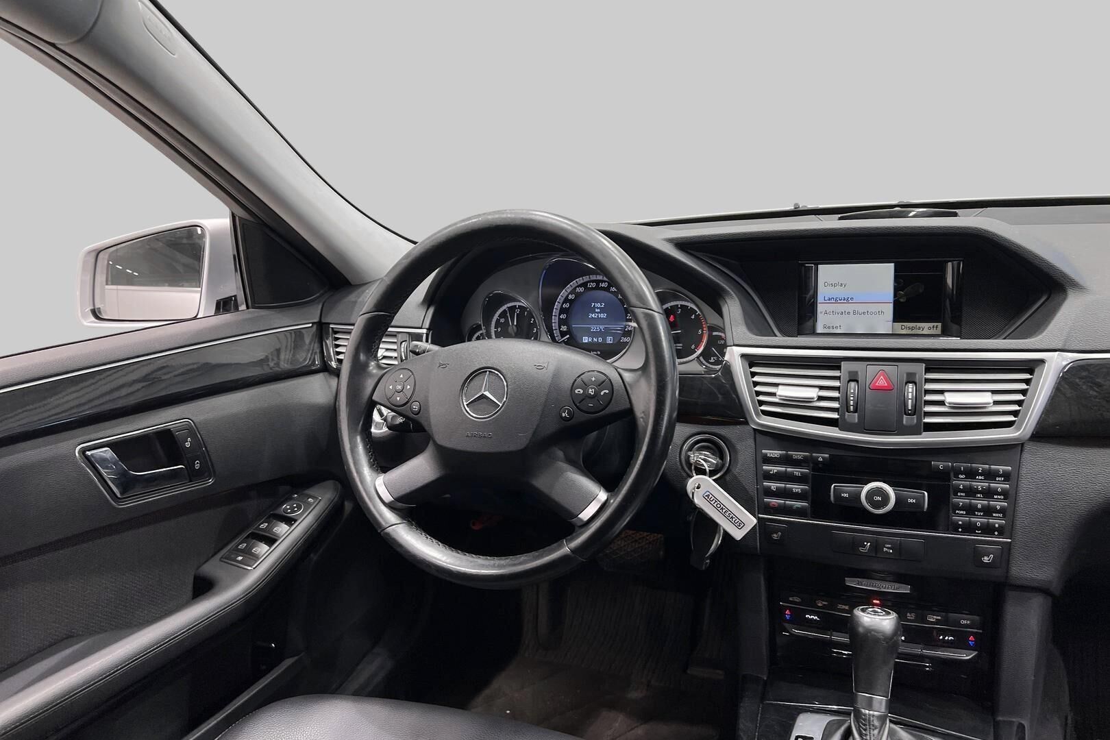 Mercedes-Benz E iso kuva 26