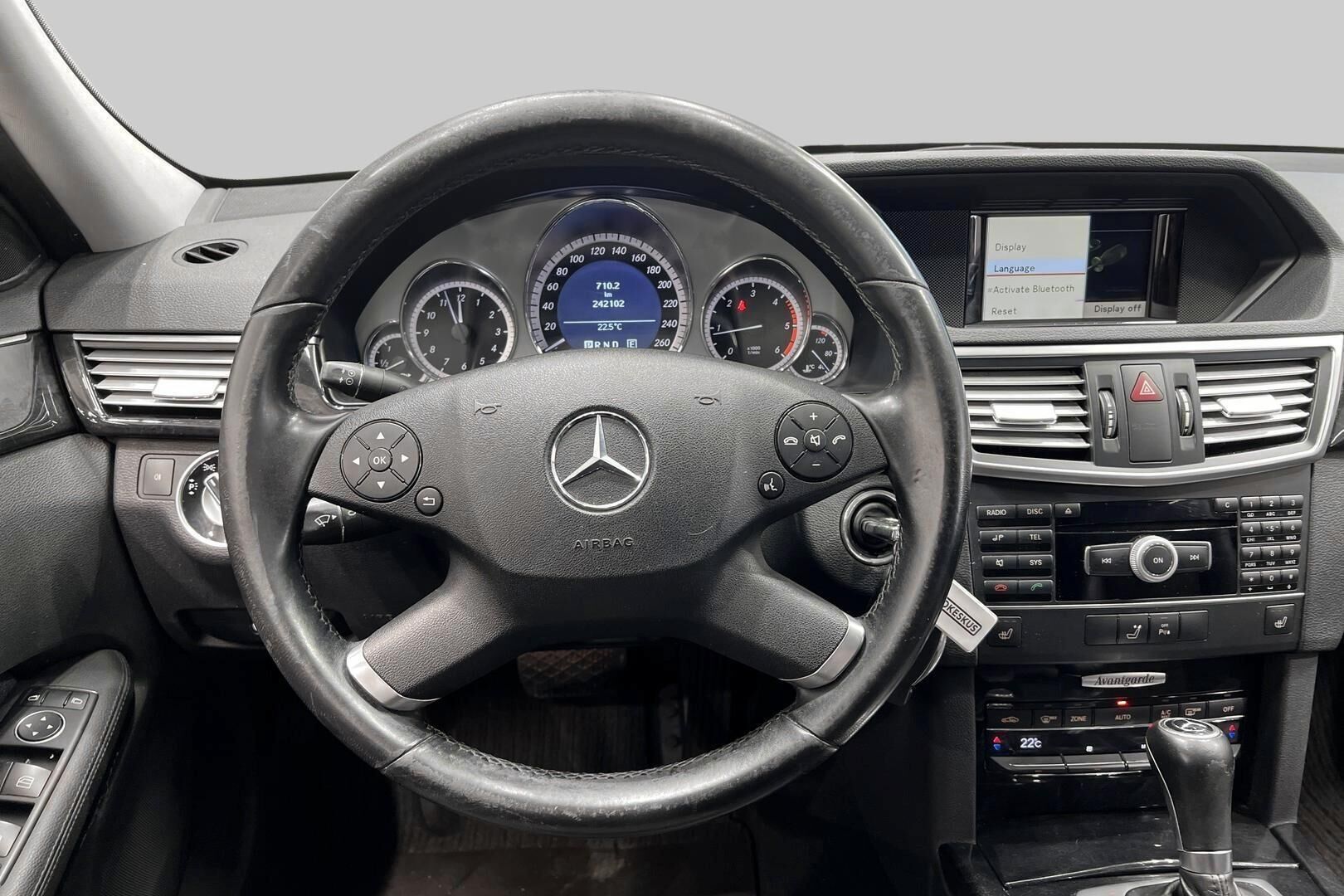 Mercedes-Benz E iso kuva 27