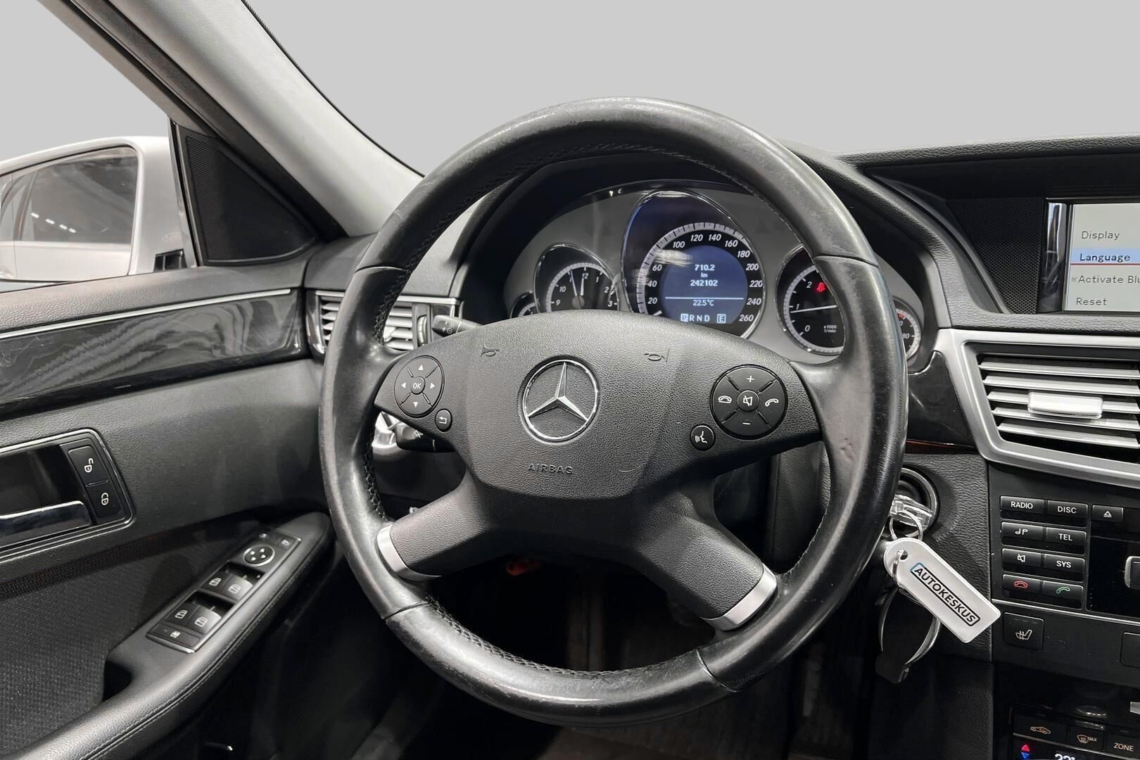 Mercedes-Benz E iso kuva 28