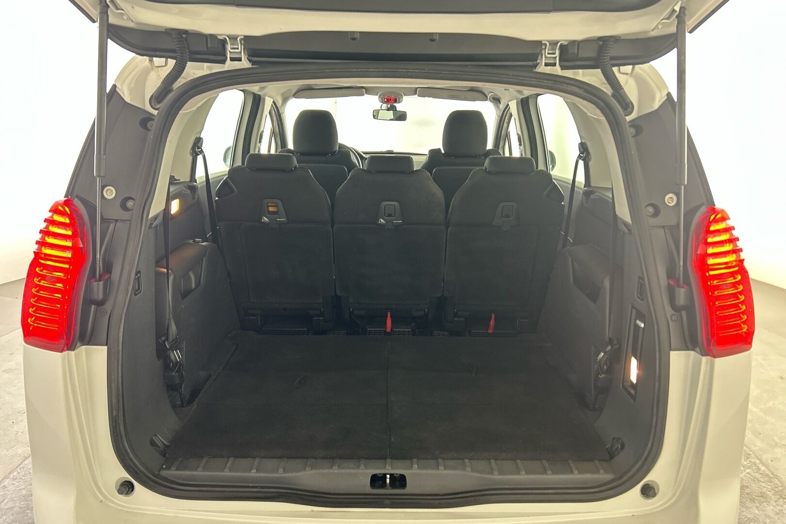 Peugeot 5008 iso kuva 13