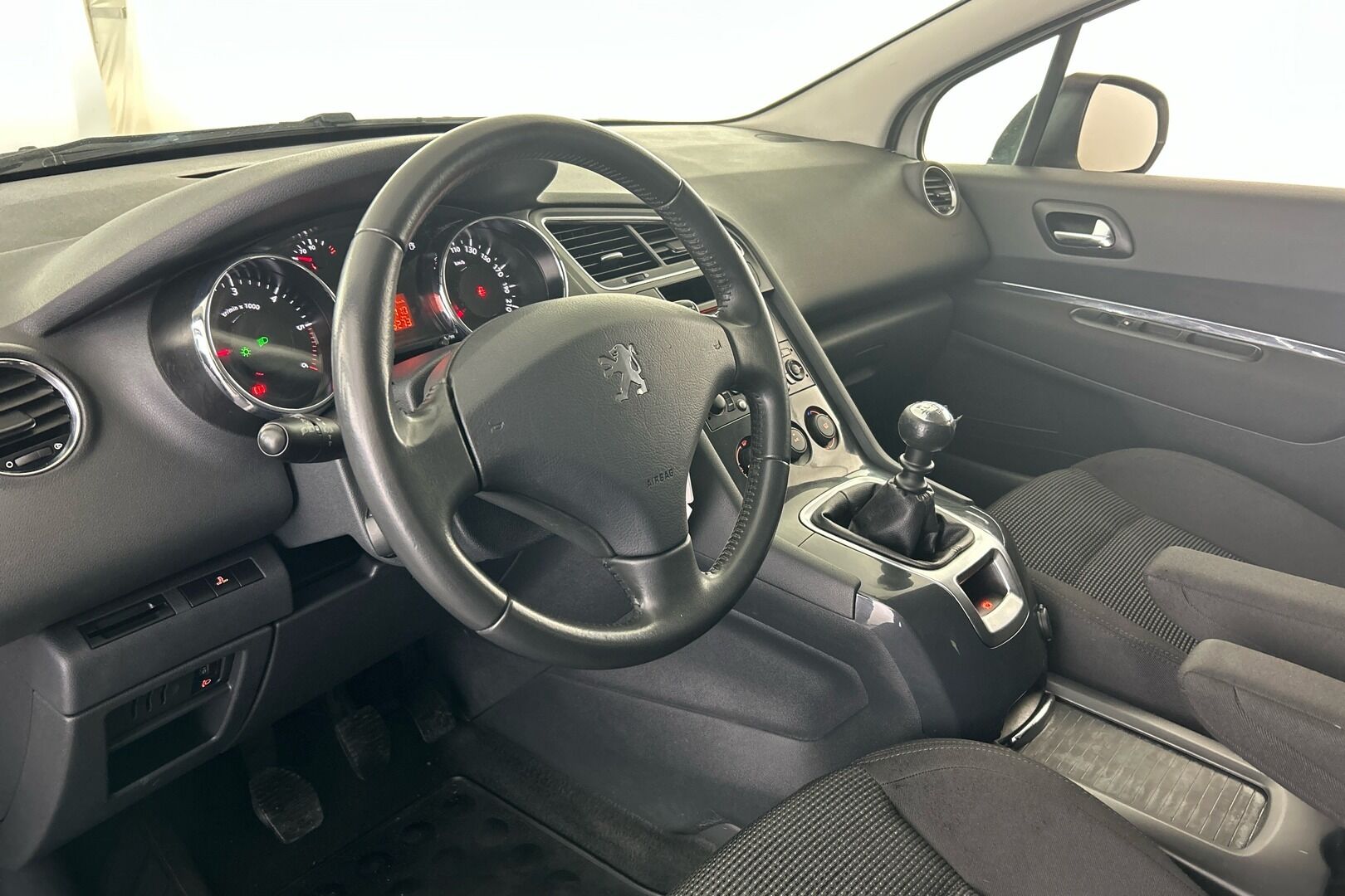 Peugeot 5008 iso kuva 9