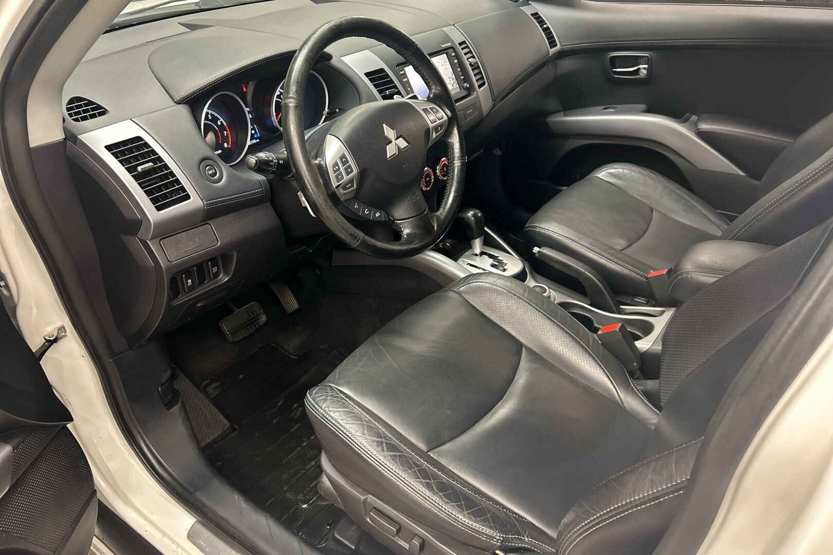 Mitsubishi Outlander iso kuva 7