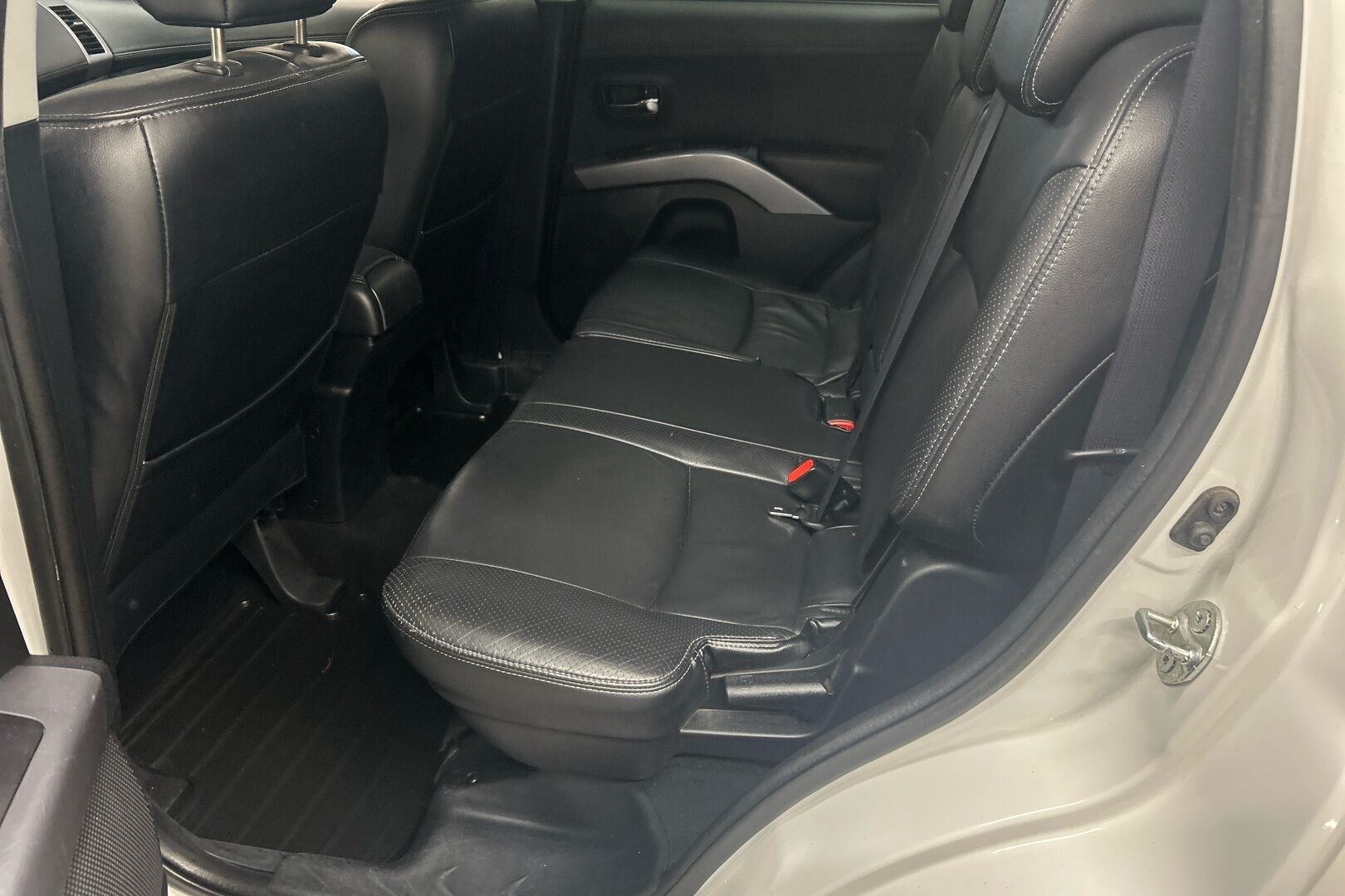 Mitsubishi Outlander iso kuva 8