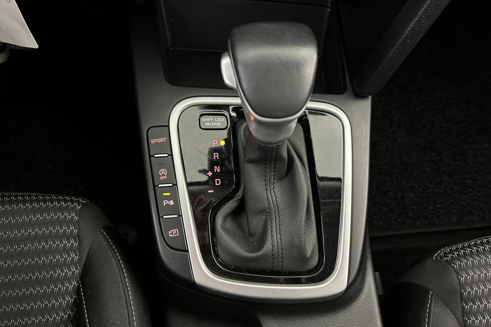 Kia Ceed iso kuva 18