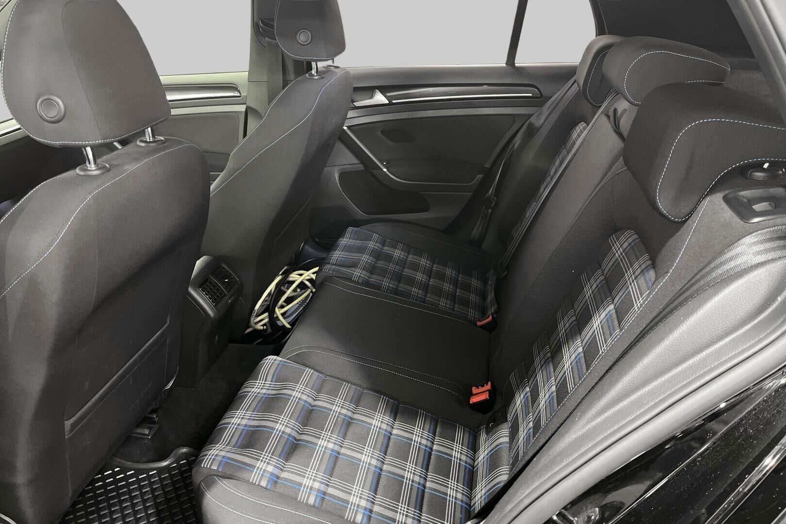 Volkswagen Golf iso kuva 9