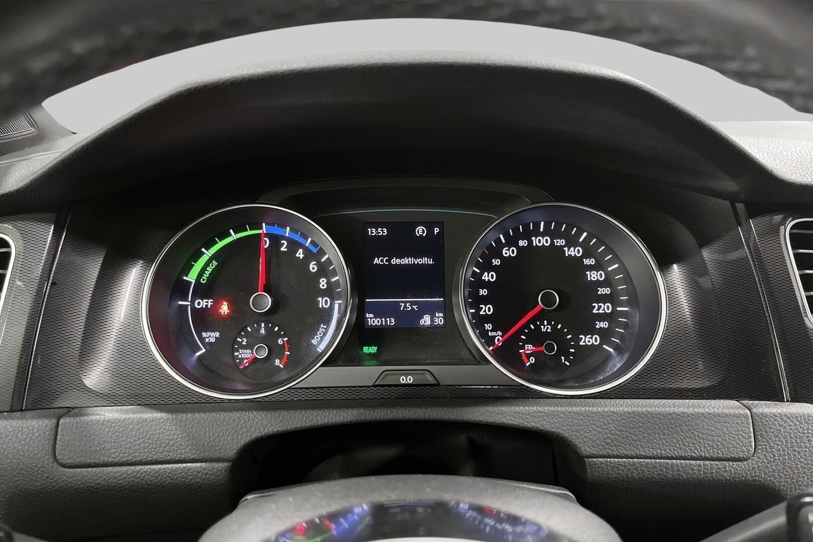 Volkswagen Golf iso kuva 10