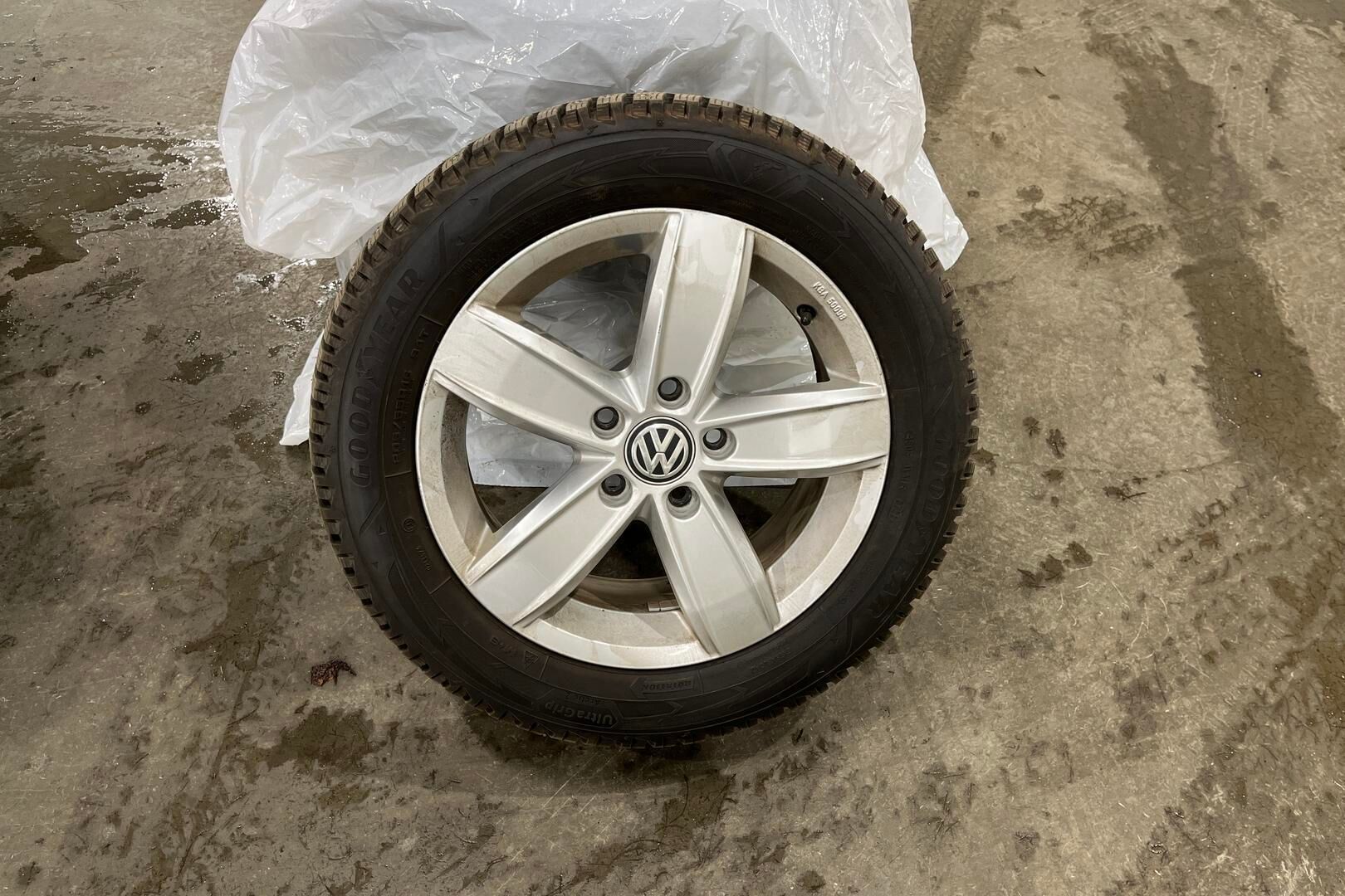 Volkswagen Golf iso kuva 16