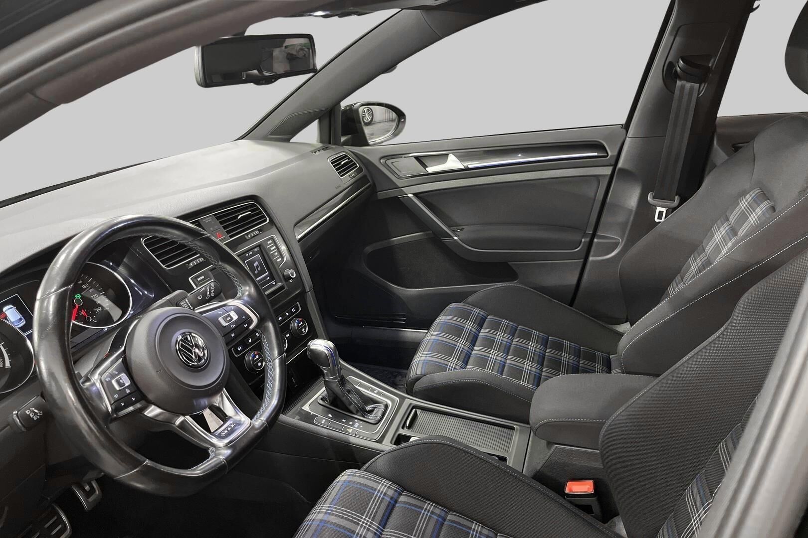 Volkswagen Golf iso kuva 8