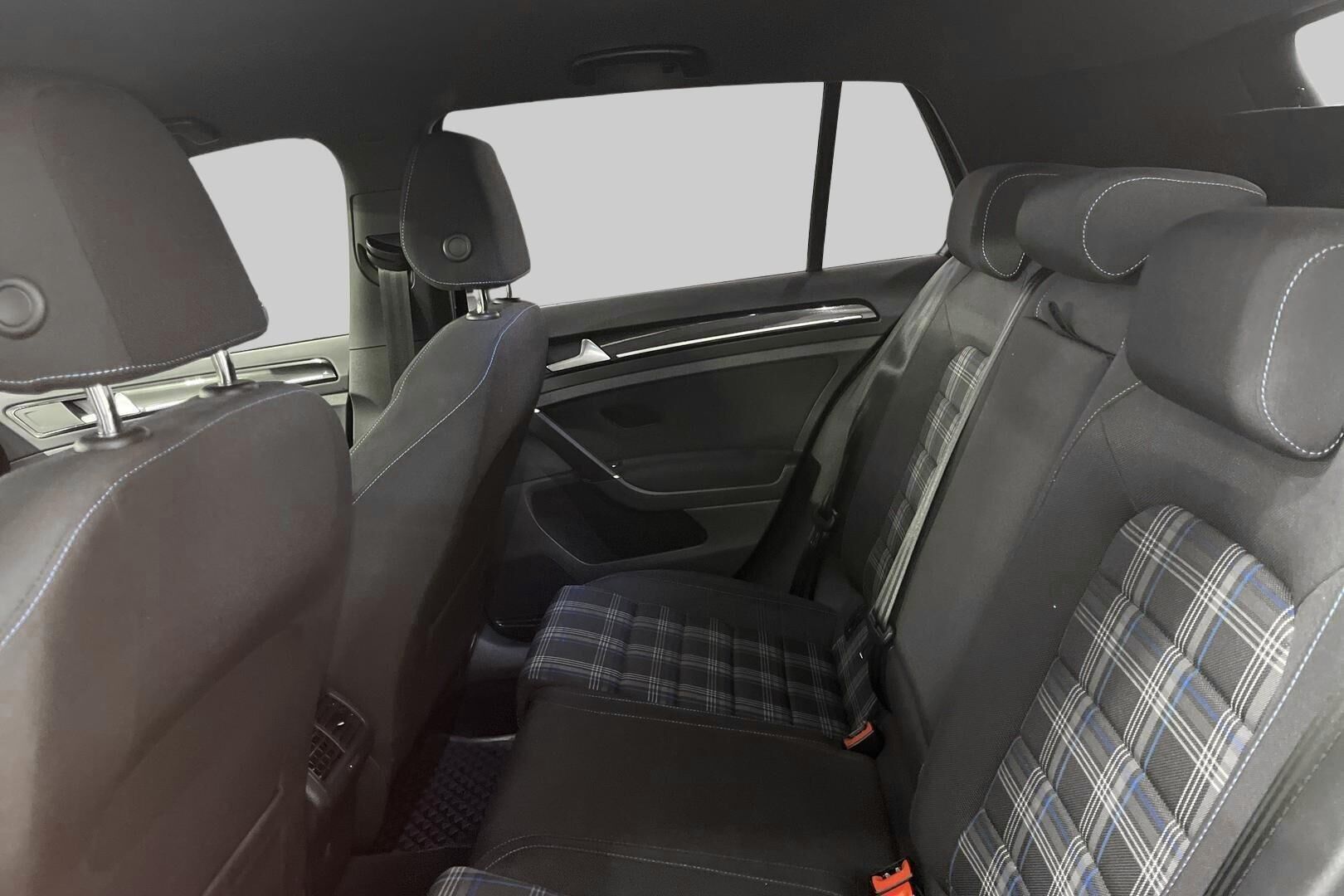 Volkswagen Golf iso kuva 9