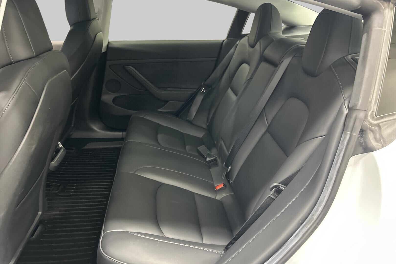 Tesla Model 3 iso kuva 10