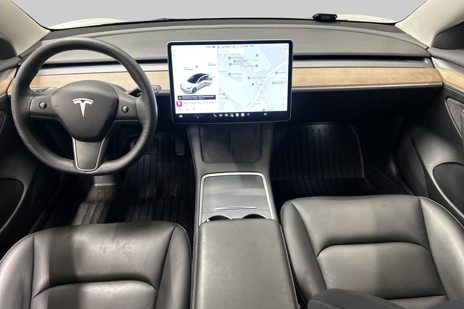 Tesla Model 3 iso kuva 11