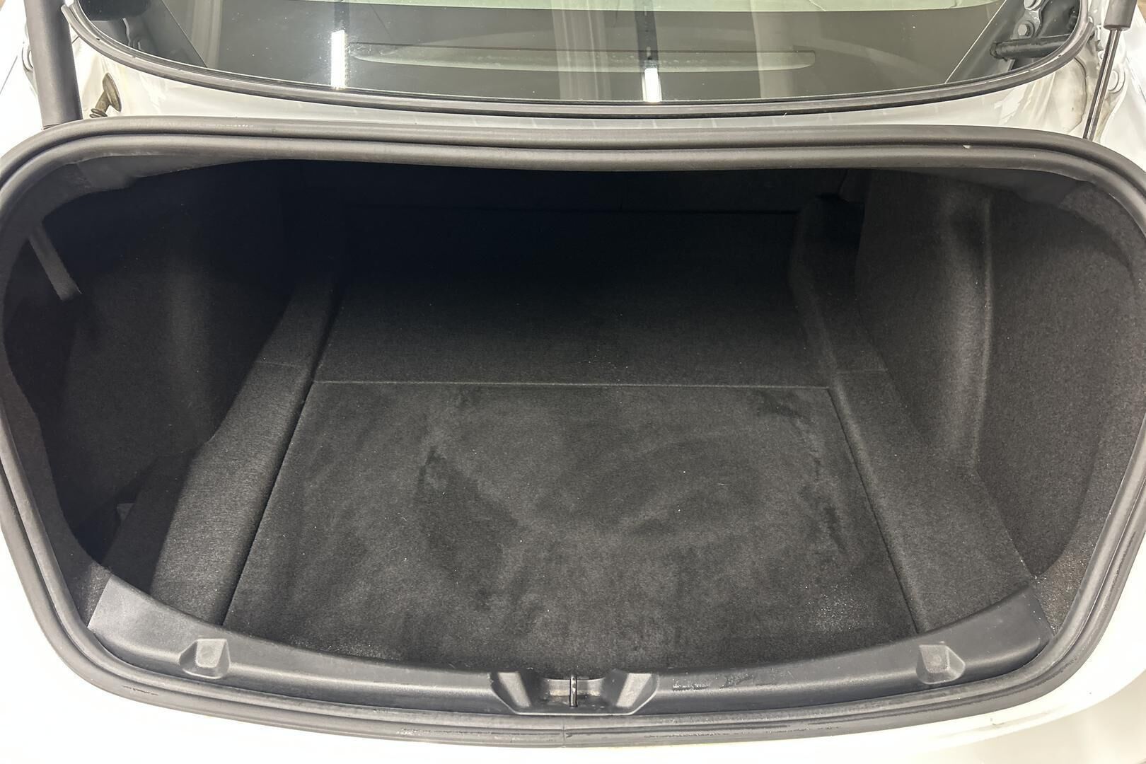 Tesla Model 3 iso kuva 12