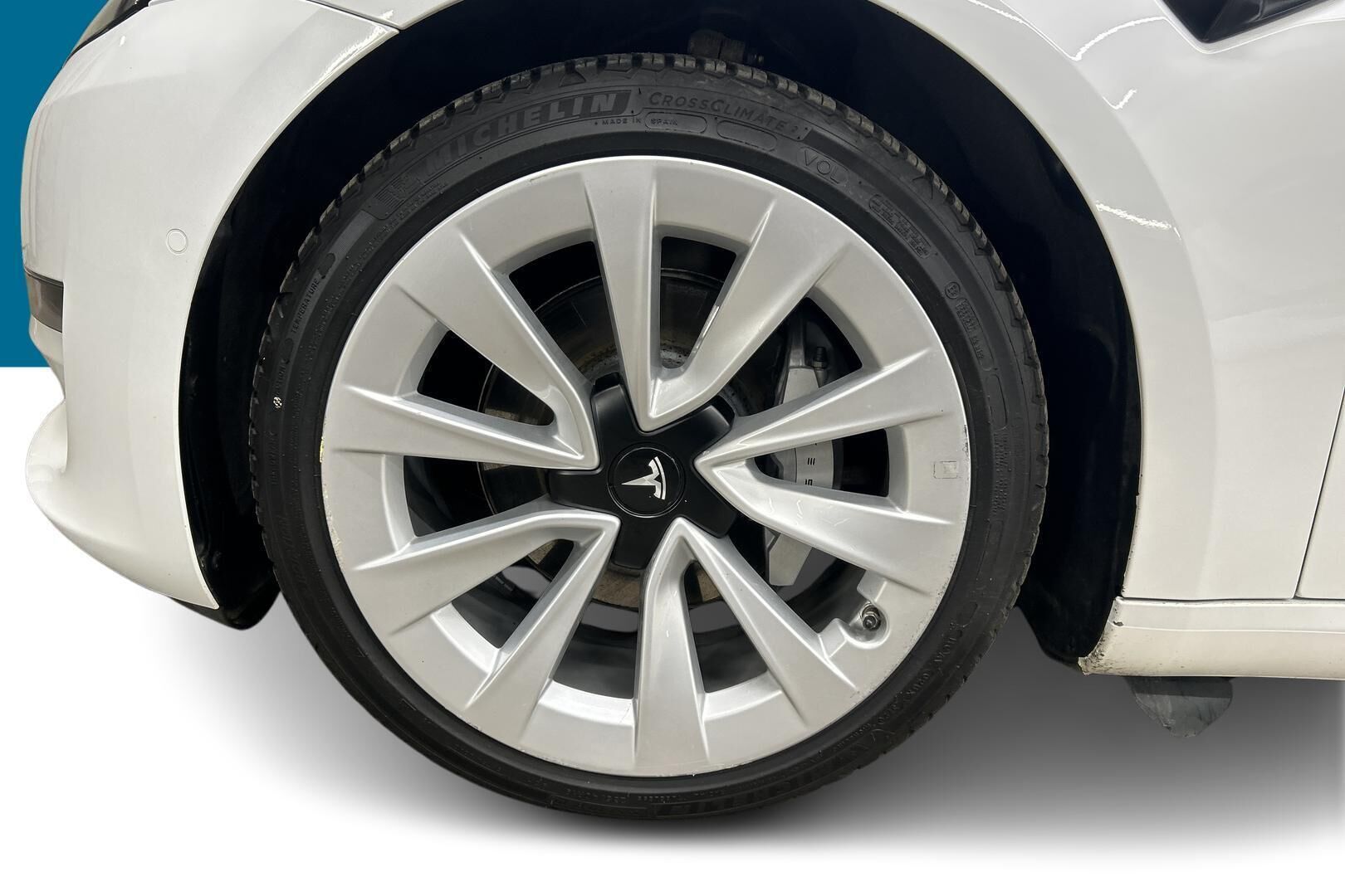 Tesla Model 3 iso kuva 13
