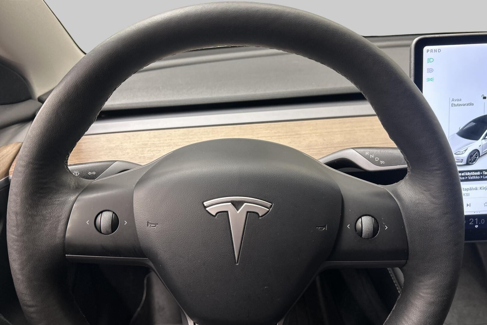 Tesla Model 3 iso kuva 14