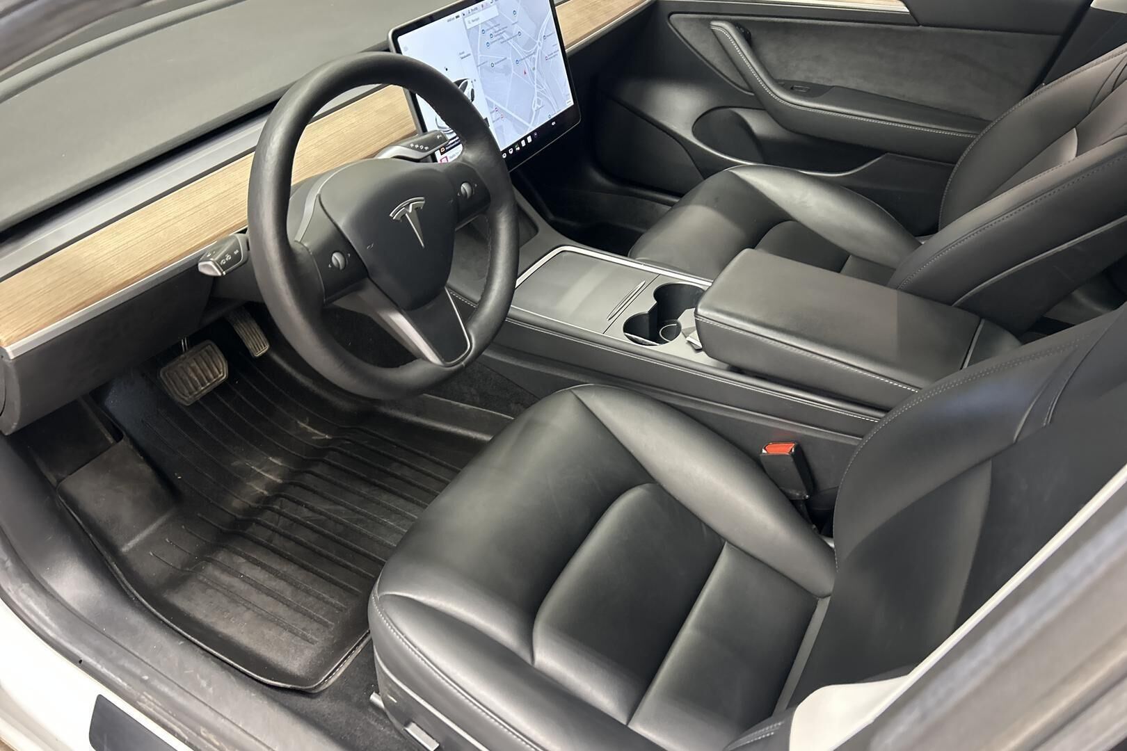 Tesla Model 3 iso kuva 9