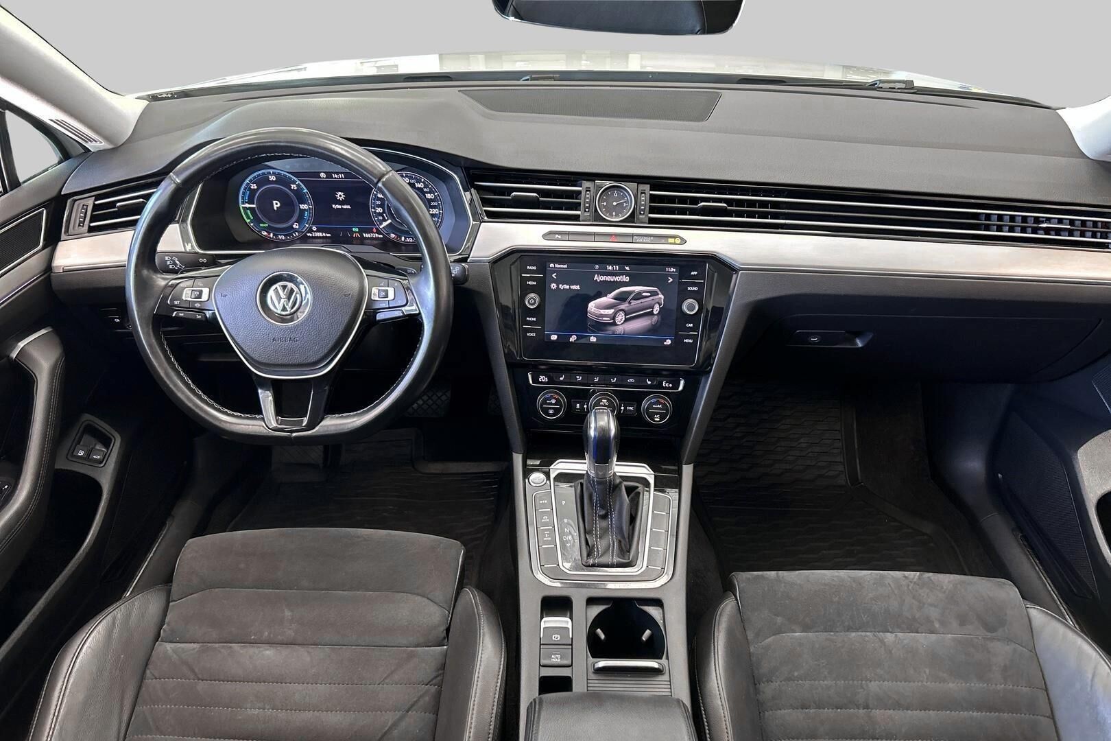 Volkswagen Passat iso kuva 11