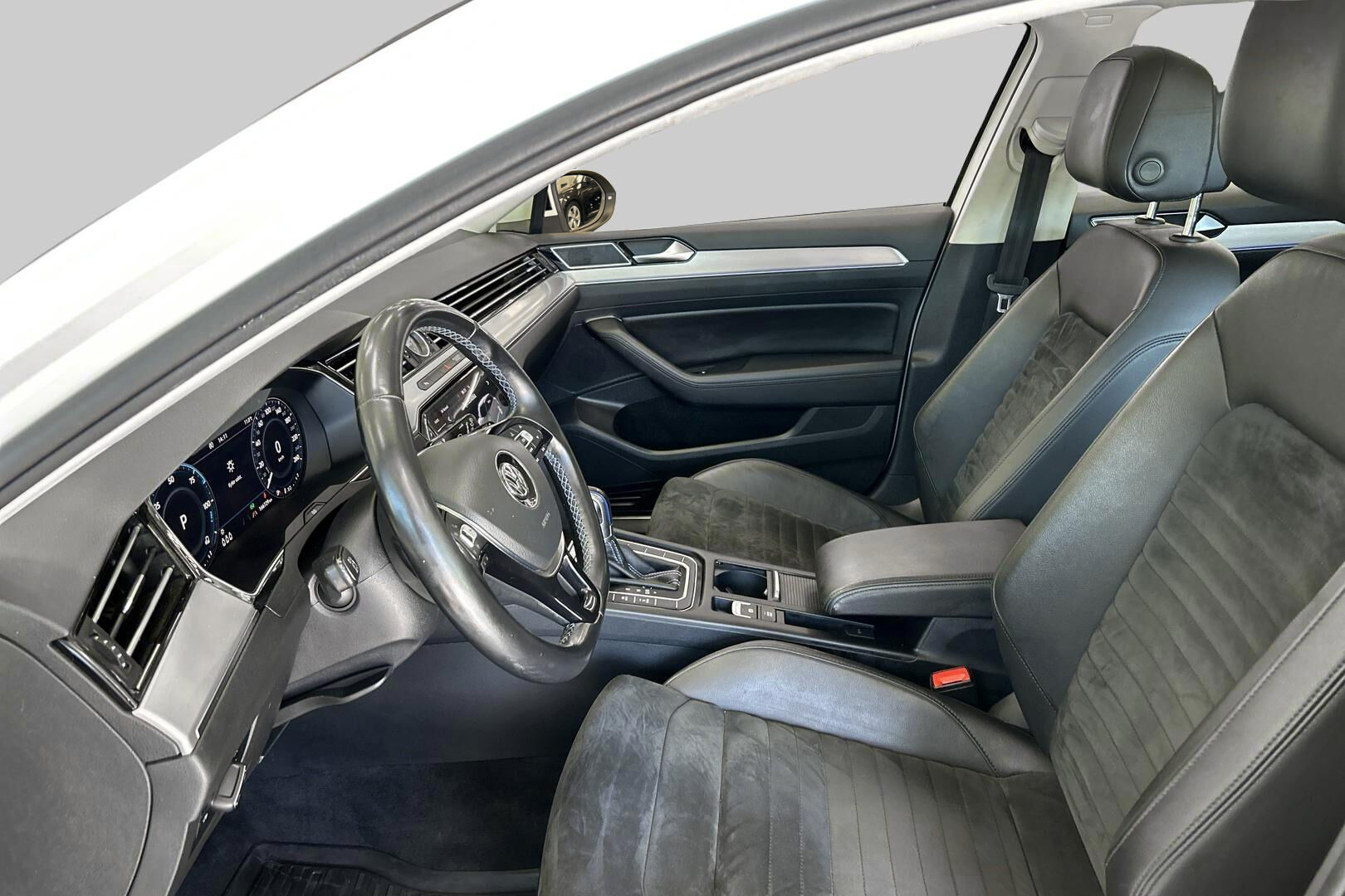 Volkswagen Passat iso kuva 9